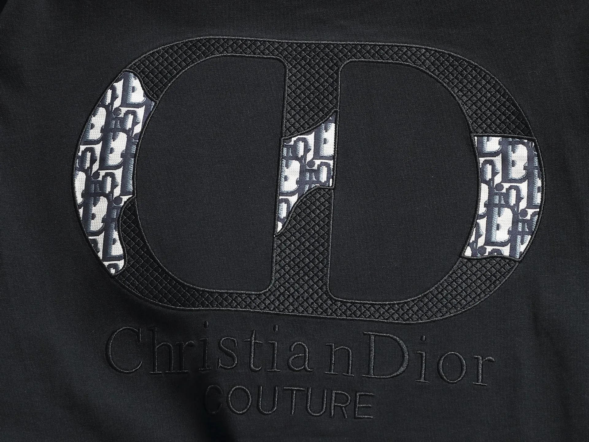 🅿️220 DIOR Dior CD letters Logo logo stitching embroidery🪡 Exquisitely upgraded, inspired by the 1980s retro Original fabric Official same style Customized 320g same vat dyed fabric Very comfortable to the touch Latest brick cabinet synchronization for spring and summer Fashionable and personalized Super versatile and good-looking one Very suitable for both men and women A must-have for everyone Hang tag Collar label Washed wheat Complete with three labels Color: Black White Size: S M L XL