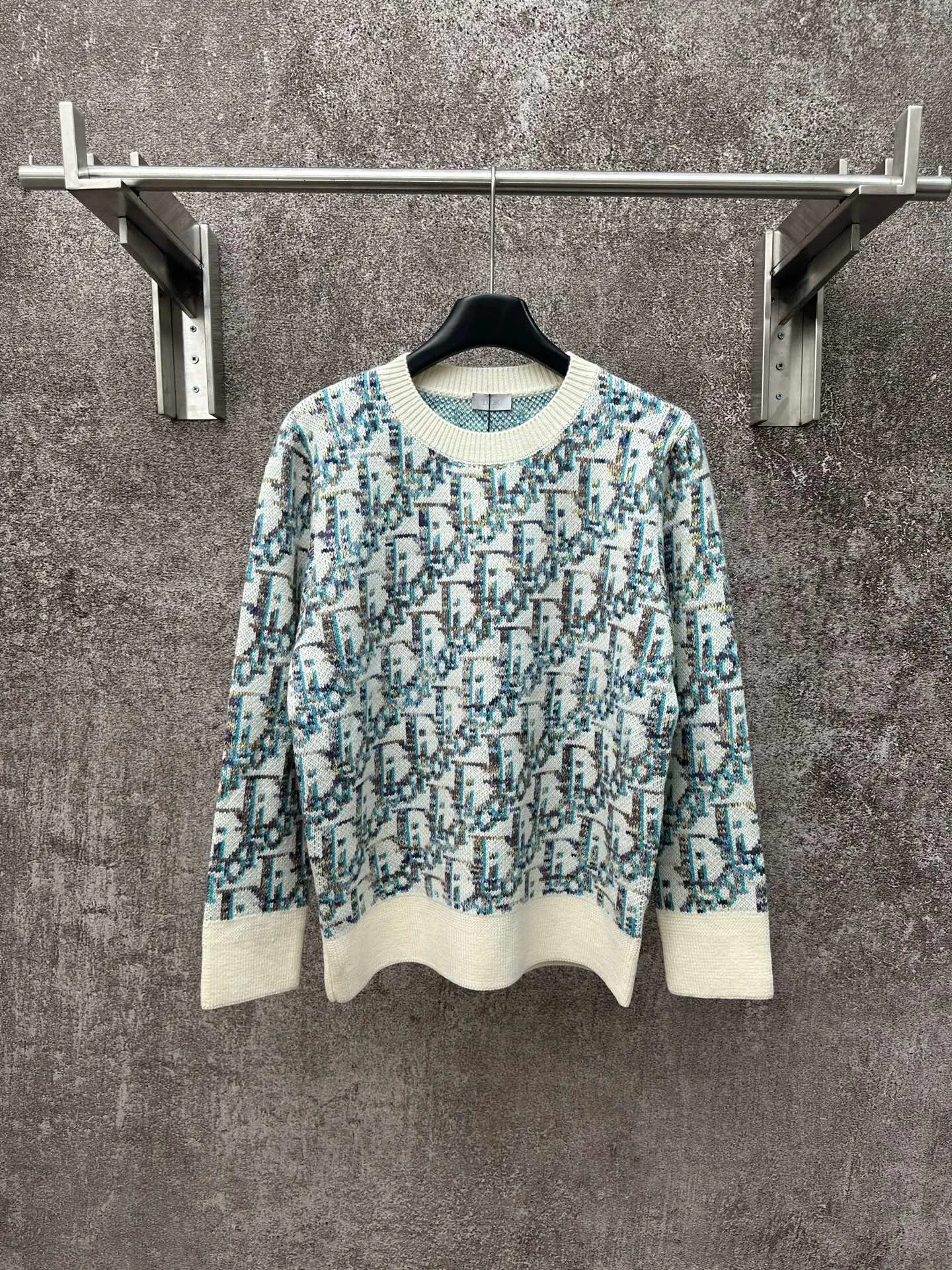 🅿️480 Dior presbyopic all-over print wool sweater is made of 55 wool blended materials, 55% wool and 45% cotton. The weaving method uses 10-count medium-thick and fine grain and is woven on an imported wool loom. This sweater reinterprets Dior's classic Oblique print pattern. Crafted from sheep wool jacquard with ribbed details for a classic silhouette. Can be paired with a variety of outfits to show off your personality. Size: S M L XL