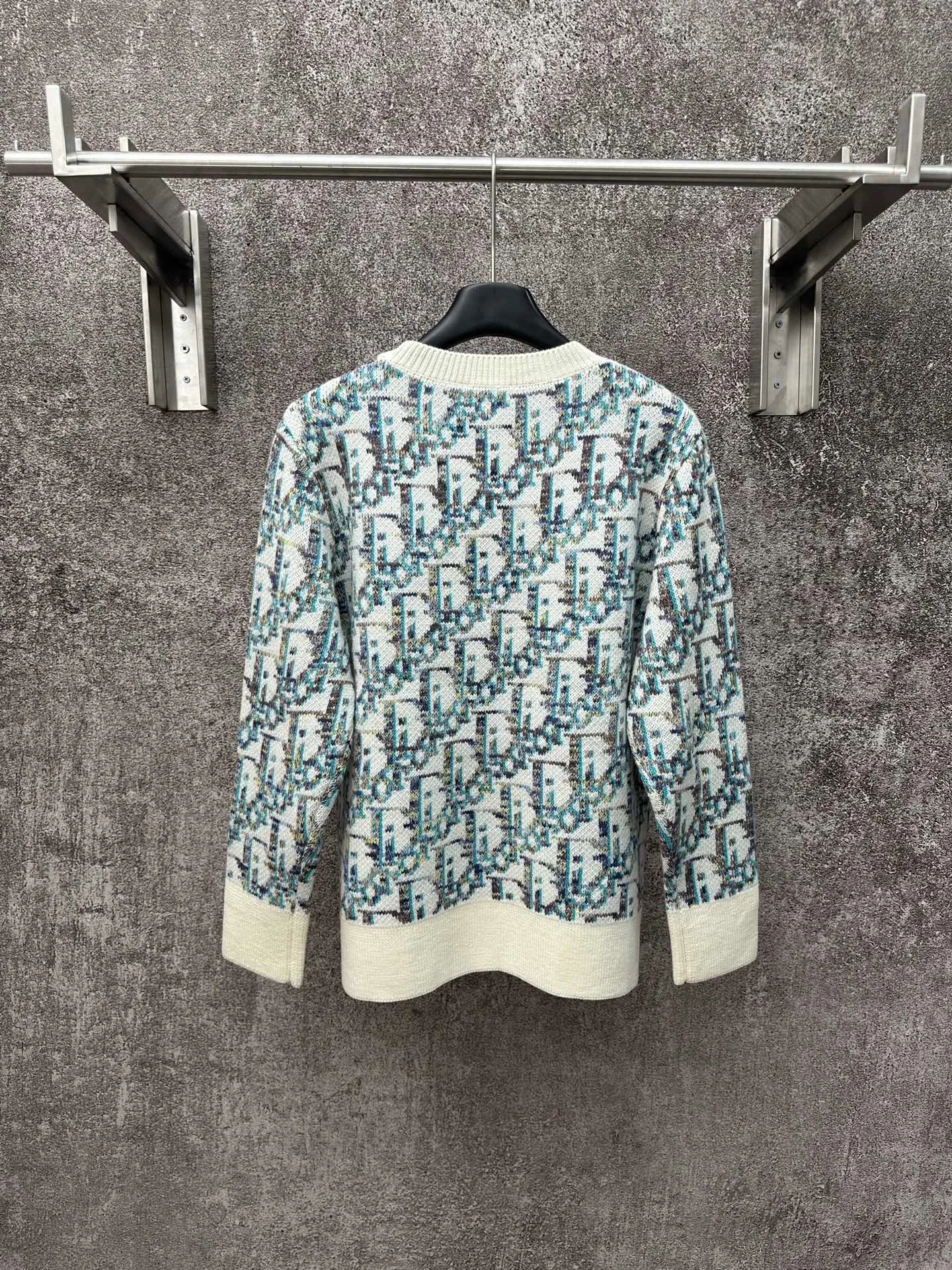 🅿️480 Dior presbyopic all-over print wool sweater is made of 55 wool blended materials, 55% wool and 45% cotton. The weaving method uses 10-count medium-thick and fine grain and is woven on an imported wool loom. This sweater reinterprets Dior's classic Oblique print pattern. Crafted from sheep wool jacquard with ribbed details for a classic silhouette. Can be paired with a variety of outfits to show off your personality. Size: S M L XL
