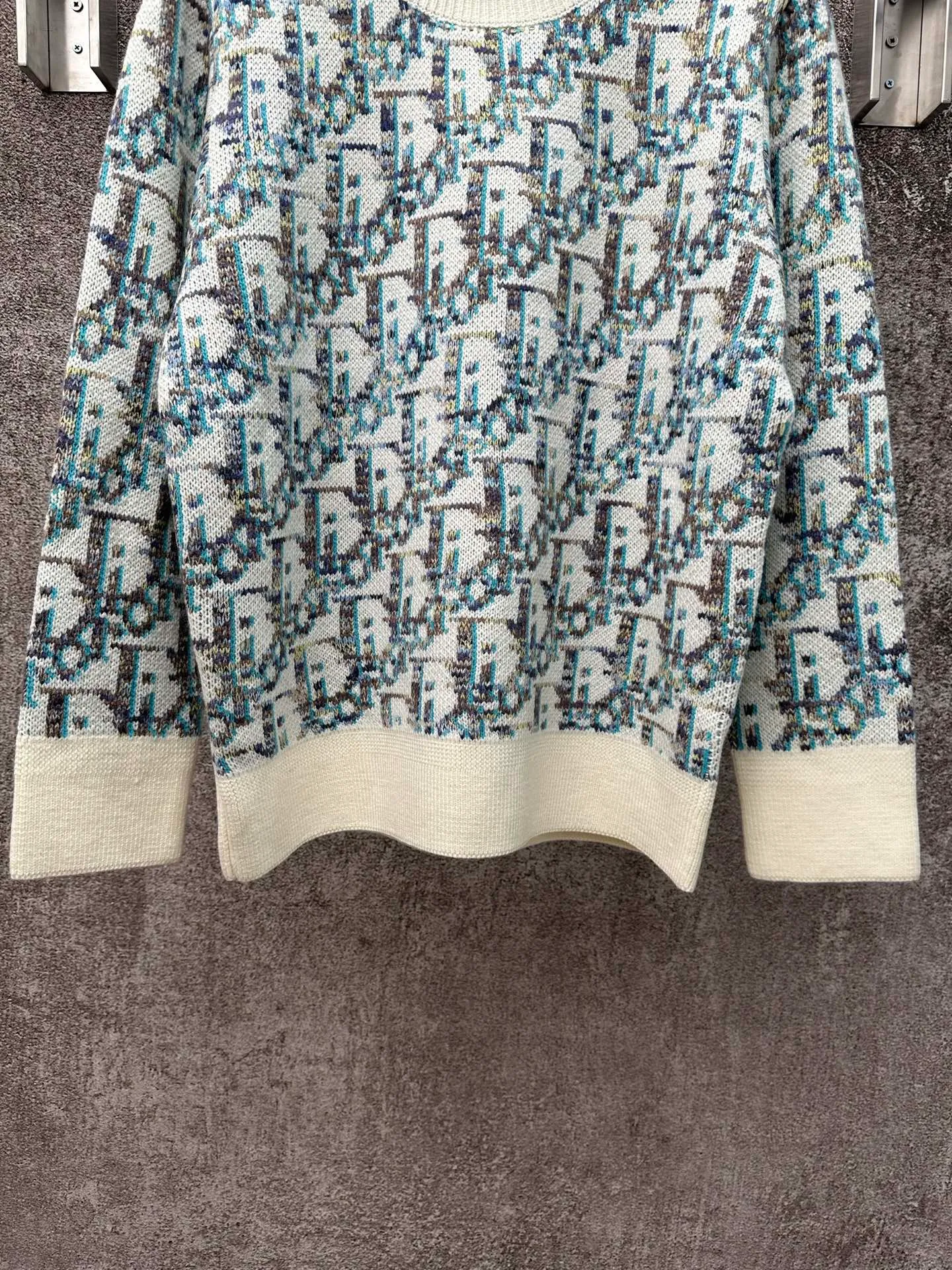 🅿️480 Dior presbyopic all-over print wool sweater is made of 55 wool blended materials, 55% wool and 45% cotton. The weaving method uses 10-count medium-thick and fine grain and is woven on an imported wool loom. This sweater reinterprets Dior's classic Oblique print pattern. Crafted from sheep wool jacquard with ribbed details for a classic silhouette. Can be paired with a variety of outfits to show off your personality. Size: S M L XL