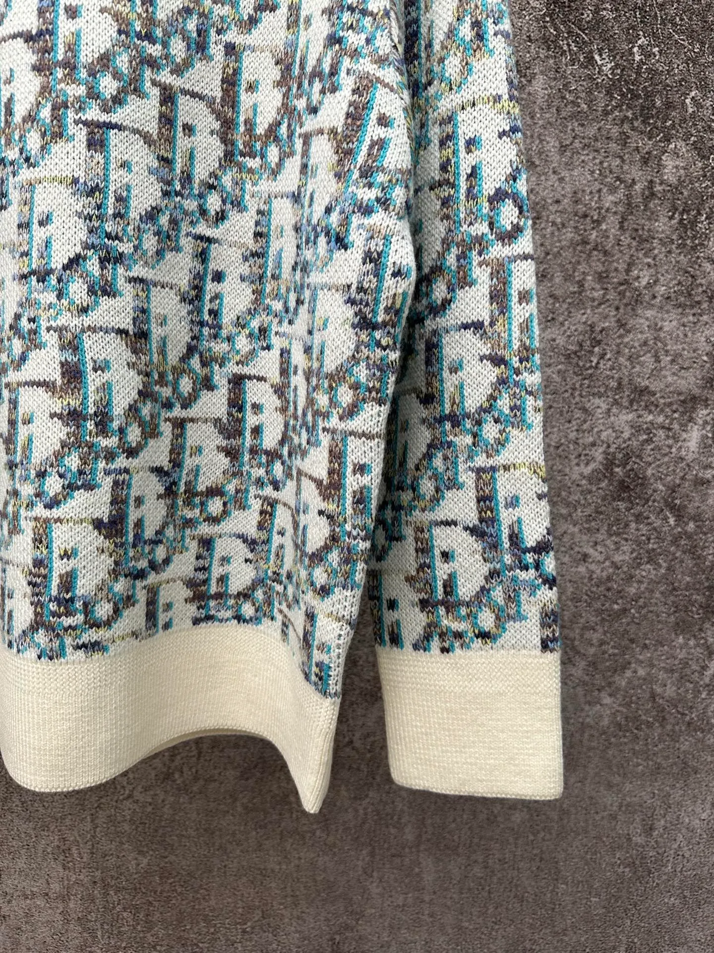 🅿️480 Dior presbyopic all-over print wool sweater is made of 55 wool blended materials, 55% wool and 45% cotton. The weaving method uses 10-count medium-thick and fine grain and is woven on an imported wool loom. This sweater reinterprets Dior's classic Oblique print pattern. Crafted from sheep wool jacquard with ribbed details for a classic silhouette. Can be paired with a variety of outfits to show off your personality. Size: S M L XL