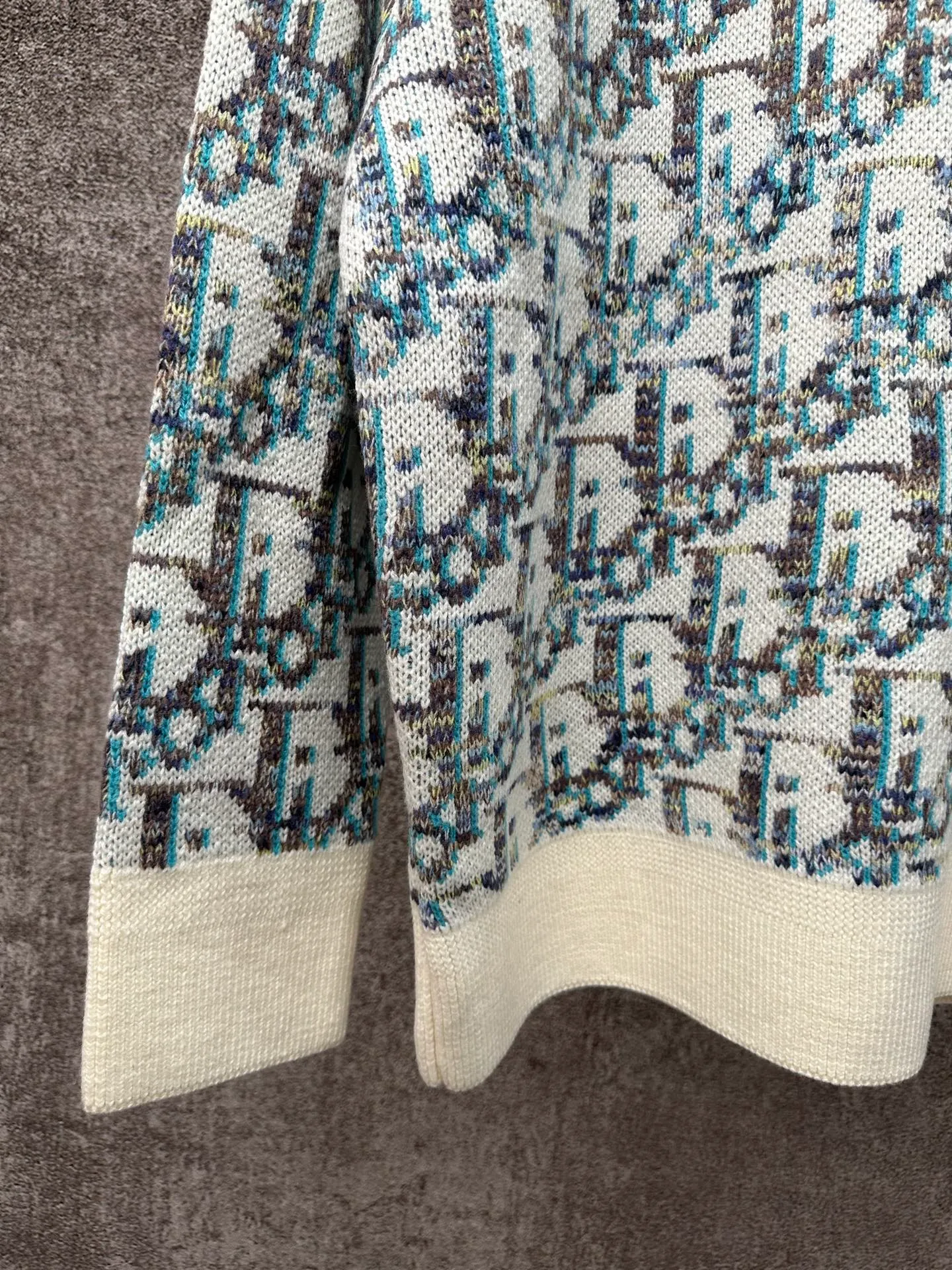 🅿️480 Dior presbyopic all-over print wool sweater is made of 55 wool blended materials, 55% wool and 45% cotton. The weaving method uses 10-count medium-thick and fine grain and is woven on an imported wool loom. This sweater reinterprets Dior's classic Oblique print pattern. Crafted from sheep wool jacquard with ribbed details for a classic silhouette. Can be paired with a variety of outfits to show off your personality. Size: S M L XL