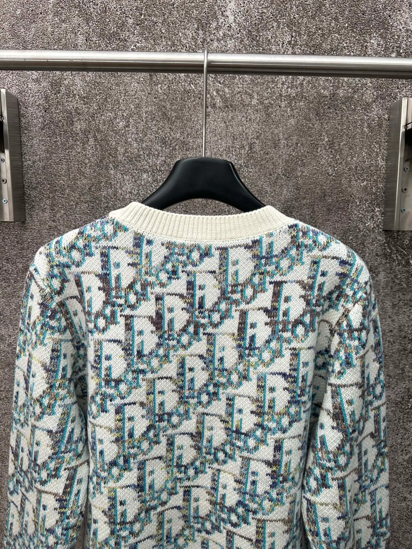 🅿️480 Dior presbyopic all-over print wool sweater is made of 55 wool blended materials, 55% wool and 45% cotton. The weaving method uses 10-count medium-thick and fine grain and is woven on an imported wool loom. This sweater reinterprets Dior's classic Oblique print pattern. Crafted from sheep wool jacquard with ribbed details for a classic silhouette. Can be paired with a variety of outfits to show off your personality. Size: S M L XL