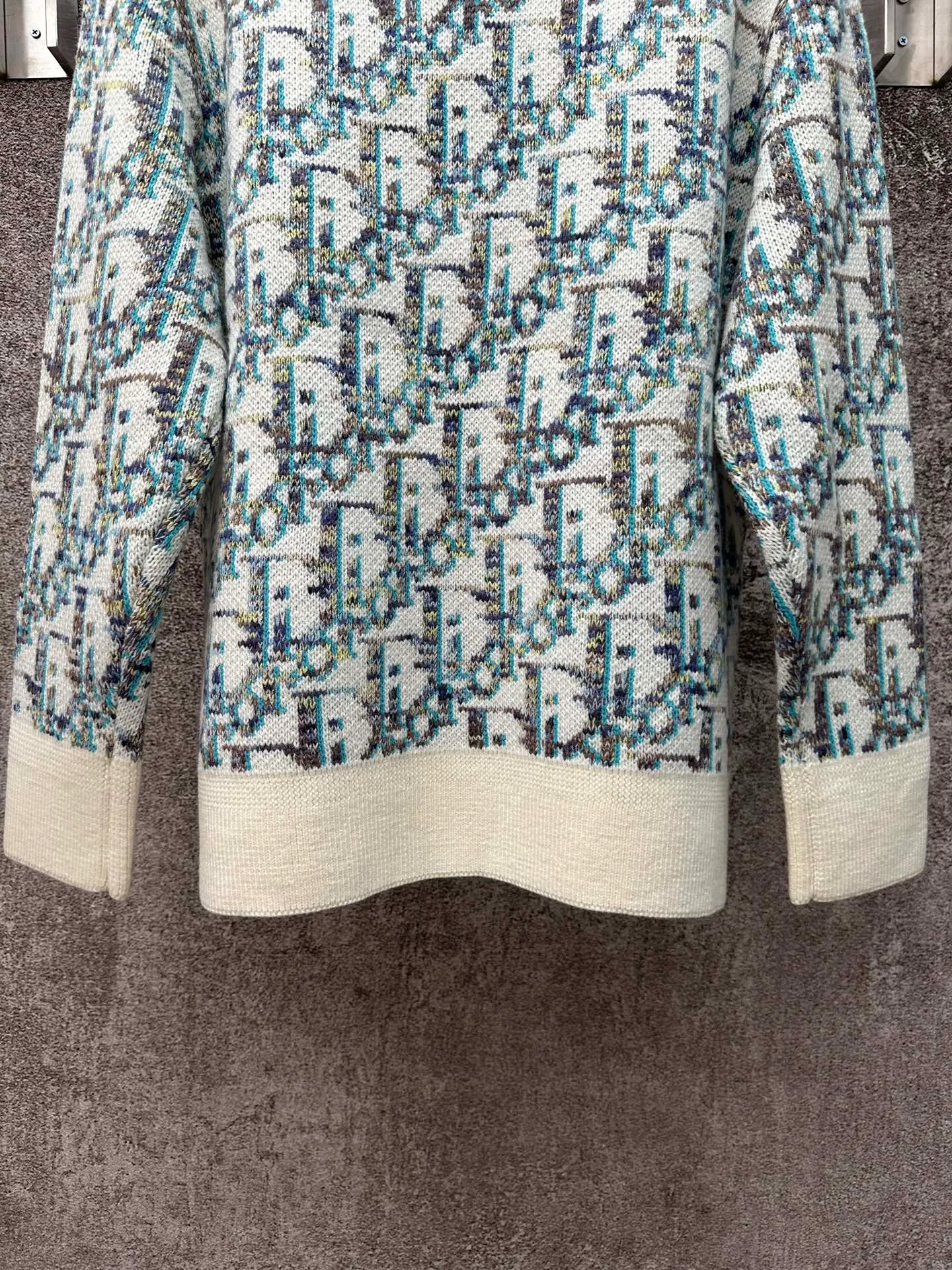 🅿️480 Dior presbyopic all-over print wool sweater is made of 55 wool blended materials, 55% wool and 45% cotton. The weaving method uses 10-count medium-thick and fine grain and is woven on an imported wool loom. This sweater reinterprets Dior's classic Oblique print pattern. Crafted from sheep wool jacquard with ribbed details for a classic silhouette. Can be paired with a variety of outfits to show off your personality. Size: S M L XL