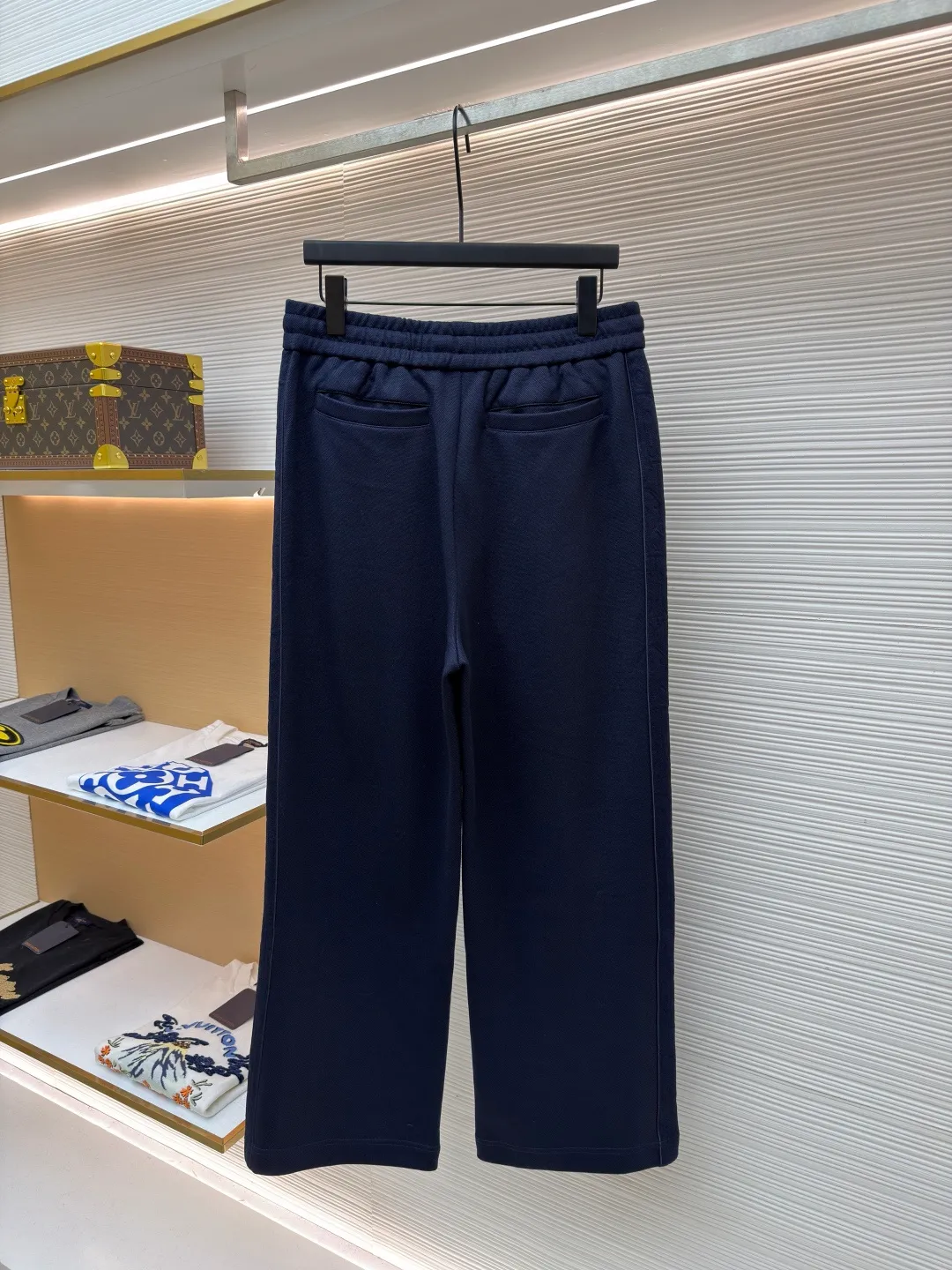 Dior jersey Oblique printed straight trousers ●Original version: Purchased and developed for 19500 ●Item number: 1682109-A90 ●Material: knitted fabric ●Technology: Printing production ●Color: navy ●Version: fitted version ●Weight: about 885 grams ●Size: S-M-L-XL ●Description: Made of navy blue cotton blended jersey fabric, sleeves decorated with Oblique Printed panels and side welt pockets make it unique. Wear with trousers from the collection. Sleeves decorated with Oblique print panels. Stand collar. Two-way zip fastening with Dior signature zip pull. Ribbed cuffs and hem. Body: 38% cotton, 32% polyester, 30% nylon. Lining: 51% cotton, 49% viscose. The overall wiring is straight and delicate, the fabric is comfortable and soft, and the color is consistent without color difference. It can be matched with the same style to create a fashionable look and control various occasions. Customized accessories, complete with three standards, same style for men and women!