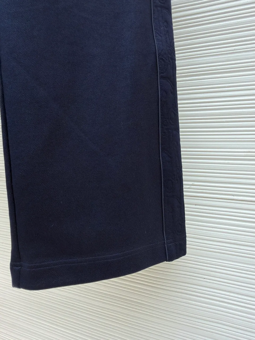 Dior jersey Oblique printed straight trousers ●Original version: Purchased and developed for 19500 ●Item number: 1682109-A90 ●Material: knitted fabric ●Technology: Printing production ●Color: navy ●Version: fitted version ●Weight: about 885 grams ●Size: S-M-L-XL ●Description: Made of navy blue cotton blended jersey fabric, sleeves decorated with Oblique Printed panels and side welt pockets make it unique. Wear with trousers from the collection. Sleeves decorated with Oblique print panels. Stand collar. Two-way zip fastening with Dior signature zip pull. Ribbed cuffs and hem. Body: 38% cotton, 32% polyester, 30% nylon. Lining: 51% cotton, 49% viscose. The overall wiring is straight and delicate, the fabric is comfortable and soft, and the color is consistent without color difference. It can be matched with the same style to create a fashionable look and control various occasions. Customized accessories, complete with three standards, same style for men and women!