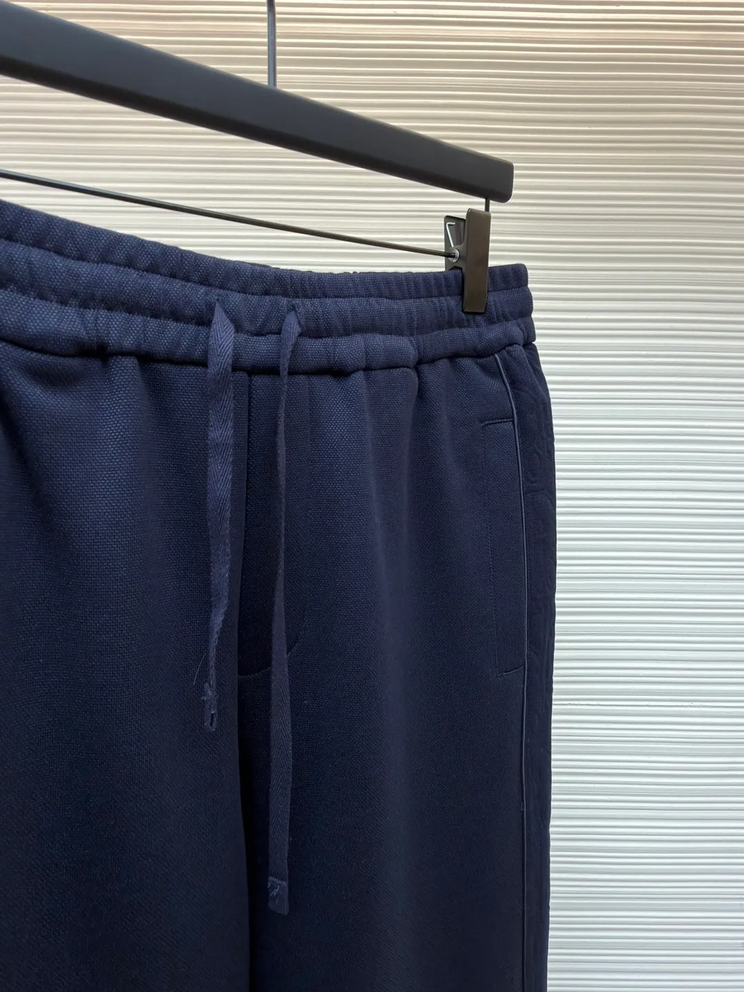 Dior jersey Oblique printed straight trousers ●Original version: Purchased and developed for 19500 ●Item number: 1682109-A90 ●Material: knitted fabric ●Technology: Printing production ●Color: navy ●Version: fitted version ●Weight: about 885 grams ●Size: S-M-L-XL ●Description: Made of navy blue cotton blended jersey fabric, sleeves decorated with Oblique Printed panels and side welt pockets make it unique. Wear with trousers from the collection. Sleeves decorated with Oblique print panels. Stand collar. Two-way zip fastening with Dior signature zip pull. Ribbed cuffs and hem. Body: 38% cotton, 32% polyester, 30% nylon. Lining: 51% cotton, 49% viscose. The overall wiring is straight and delicate, the fabric is comfortable and soft, and the color is consistent without color difference. It can be matched with the same style to create a fashionable look and control various occasions. Customized accessories, complete with three standards, same style for men and women!