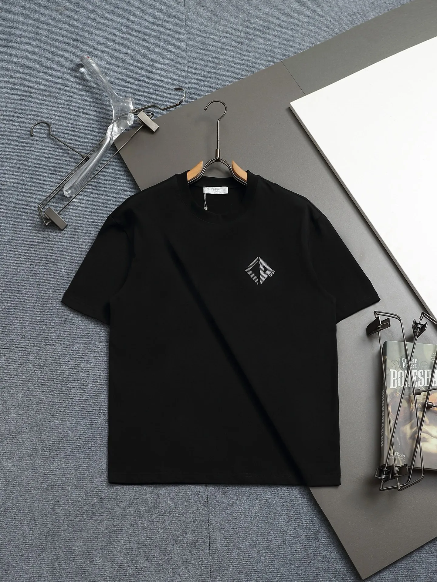 🅿️170 High-quality Dio 23ssCD embroidered T-shirt. The fabric is made of pure combed cotton. The embroidery is three-dimensional embroidery using an imported embroidery machine. The upper body has a loose and casual effect, loose version, complete with three labels, same style for men and women. Color: Black White Size: XS S M L