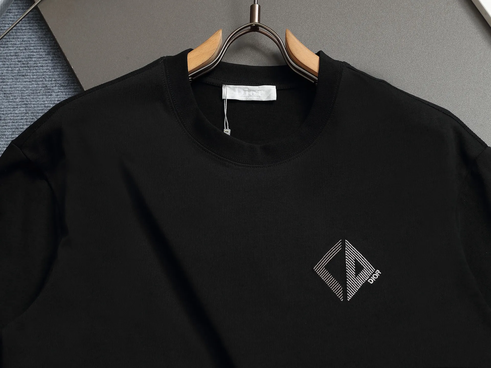 🅿️170 High-quality Dio 23ssCD embroidered T-shirt. The fabric is made of pure combed cotton. The embroidery is three-dimensional embroidery using an imported embroidery machine. The upper body has a loose and casual effect, loose version, complete with three labels, same style for men and women. Color: Black White Size: XS S M L