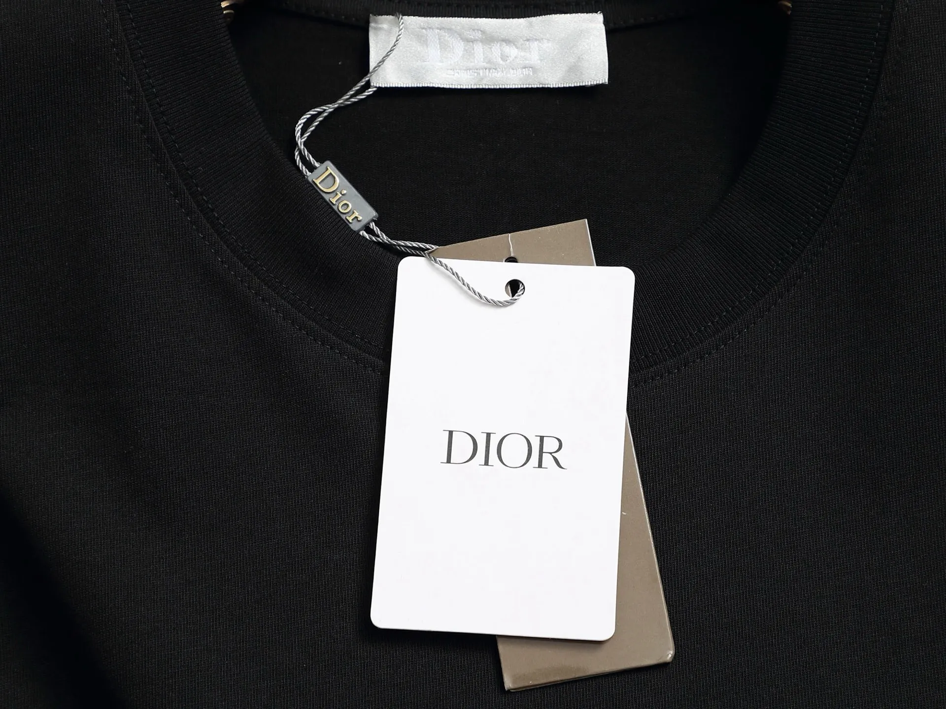 🅿️170 High-quality Dio 23ssCD embroidered T-shirt. The fabric is made of pure combed cotton. The embroidery is three-dimensional embroidery using an imported embroidery machine. The upper body has a loose and casual effect, loose version, complete with three labels, same style for men and women. Color: Black White Size: XS S M L