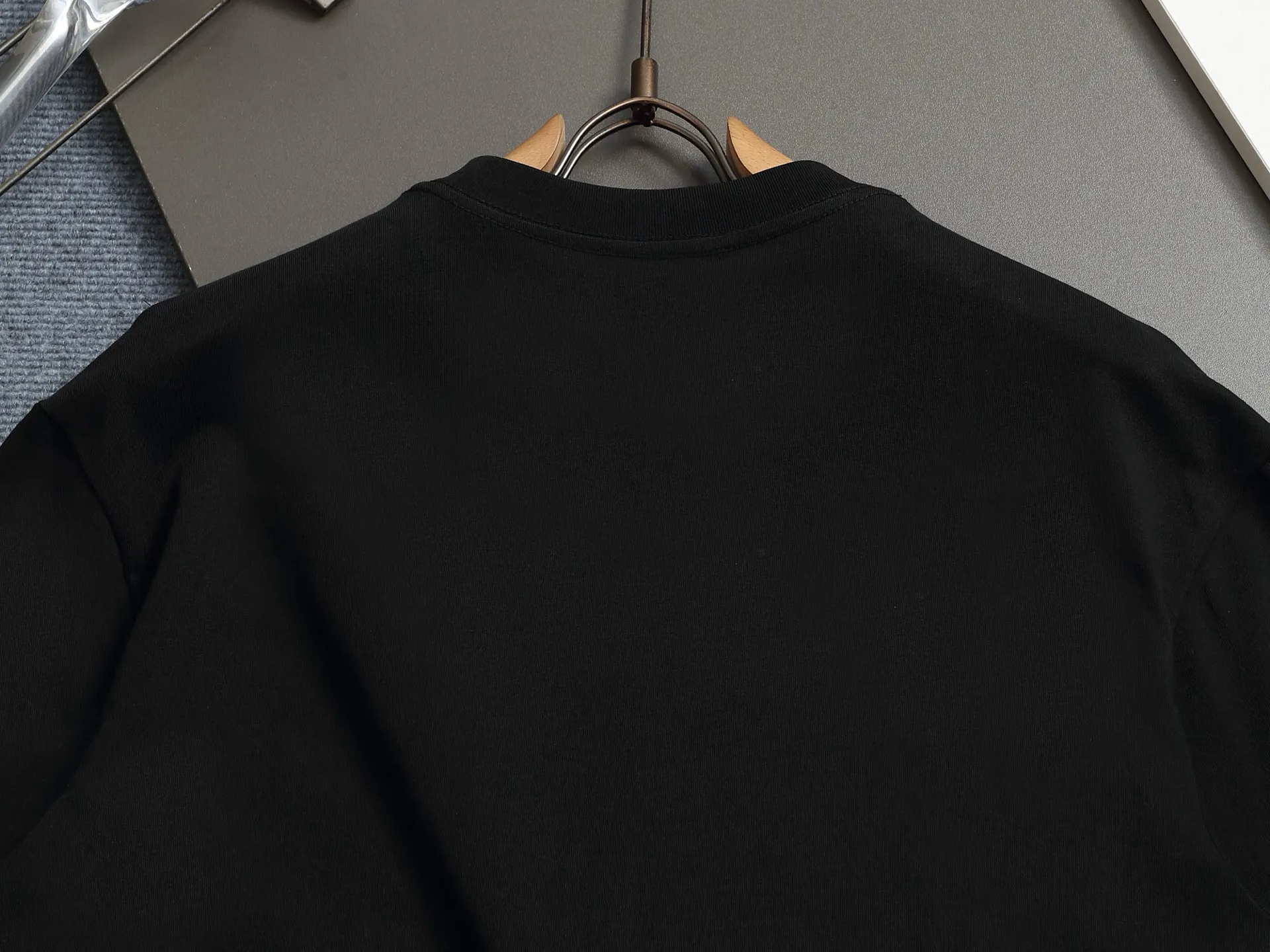 🅿️170 High-quality Dio 23ssCD embroidered T-shirt. The fabric is made of pure combed cotton. The embroidery is three-dimensional embroidery using an imported embroidery machine. The upper body has a loose and casual effect, loose version, complete with three labels, same style for men and women. Color: Black White Size: XS S M L
