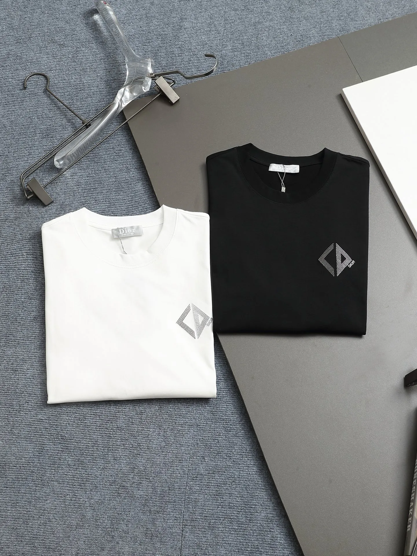 🅿️170 High-quality Dio 23ssCD embroidered T-shirt. The fabric is made of pure combed cotton. The embroidery is three-dimensional embroidery using an imported embroidery machine. The upper body has a loose and casual effect, loose version, complete with three labels, same style for men and women. Color: Black White Size: XS S M L