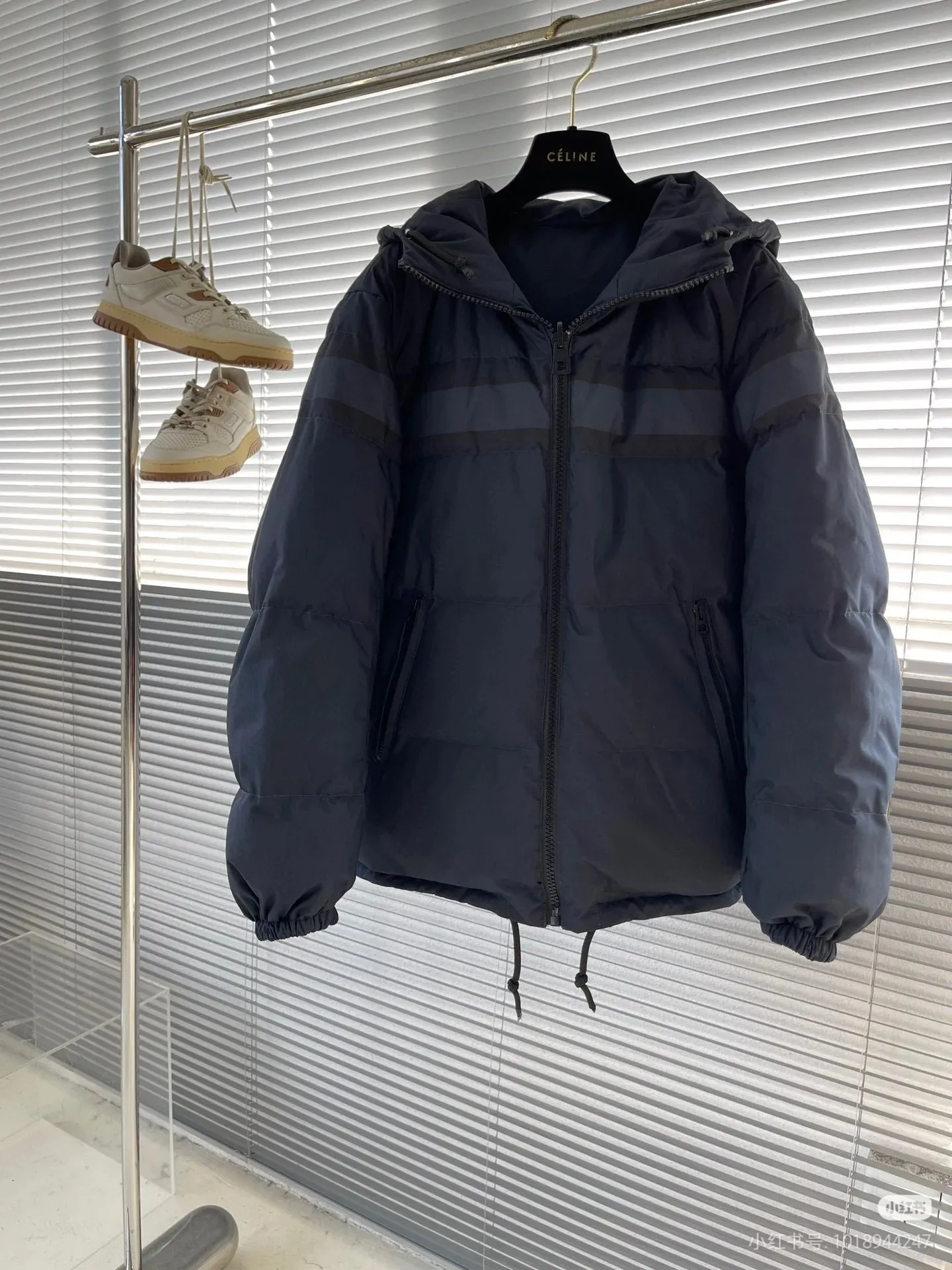 🅿️1020 Top Purchasing Version Dior's latest men's and women's same style down jacket (reversible), this year's mainstream all-over printed oblique, high street versatile jacket, high purity 90% velvet! Super beautiful and warm, with detailed design💯, the overall shape will not look too bloated. It’s almost impossible to buy the right size during the season. The best choice for winter shopping! A blockbuster product, a top-level collection of channel treasures, the most familiar "recipe", unlimited repurchase series, a word-of-mouth inheritance, with perfect texture and details! Size: S M L XL XXL