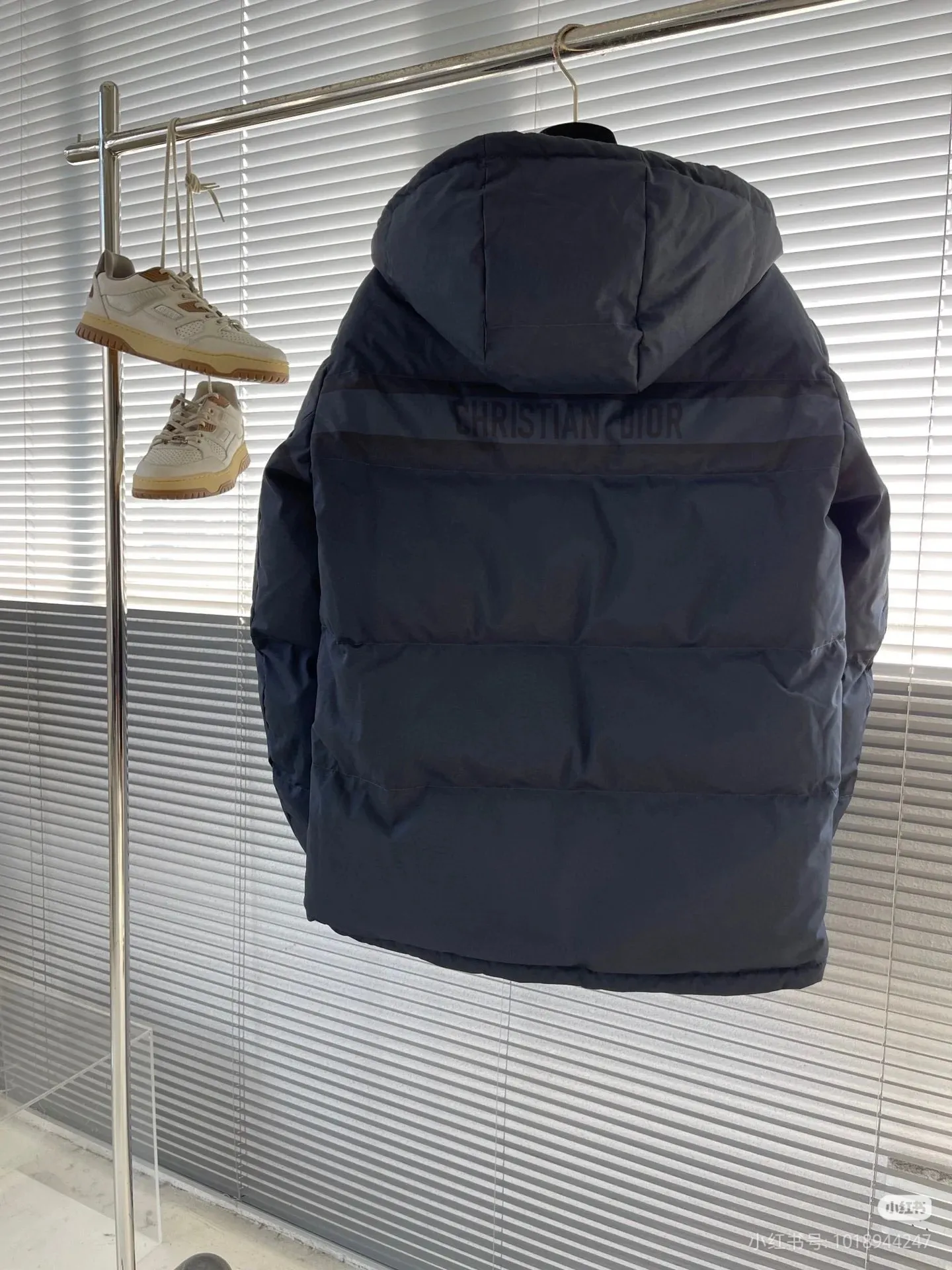 🅿️1020 Top Purchasing Version Dior's latest men's and women's same style down jacket (reversible), this year's mainstream all-over printed oblique, high street versatile jacket, high purity 90% velvet! Super beautiful and warm, with detailed design💯, the overall shape will not look too bloated. It’s almost impossible to buy the right size during the season. The best choice for winter shopping! A blockbuster product, a top-level collection of channel treasures, the most familiar "recipe", unlimited repurchase series, a word-of-mouth inheritance, with perfect texture and details! Size: S M L XL XXL