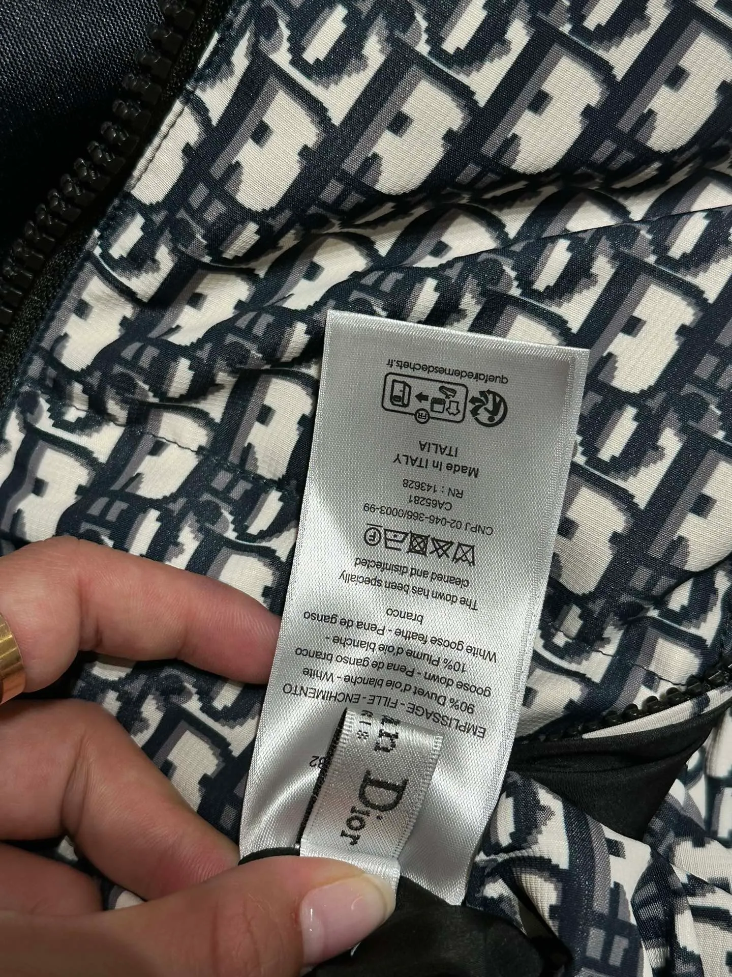 🅿️1020 Top Purchasing Version Dior's latest men's and women's same style down jacket (reversible), this year's mainstream all-over printed oblique, high street versatile jacket, high purity 90% velvet! Super beautiful and warm, with detailed design💯, the overall shape will not look too bloated. It’s almost impossible to buy the right size during the season. The best choice for winter shopping! A blockbuster product, a top-level collection of channel treasures, the most familiar "recipe", unlimited repurchase series, a word-of-mouth inheritance, with perfect texture and details! Size: S M L XL XXL