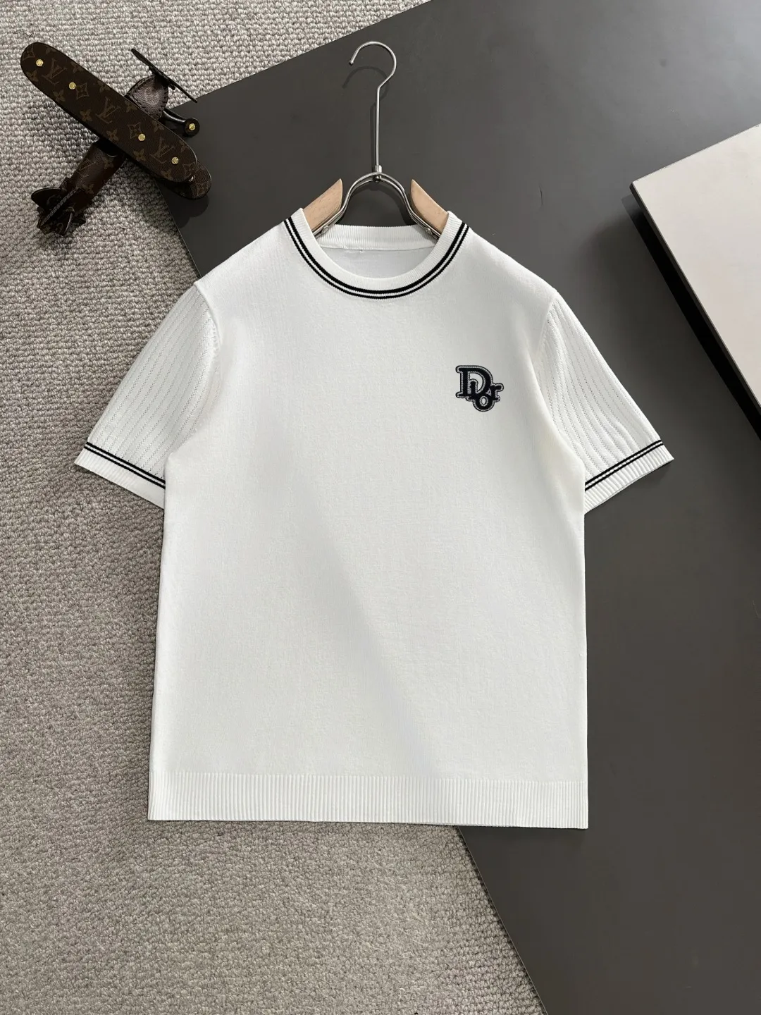 🅿️330 shipped next day. High quality Dior 2025 spring and summer new men's round neck short-sleeved T-shirt. Made of combed cotton yarn knitted cotton fabric. Pure cotton high-weight special yarn. It feels heavy when weighed. The upper body is also more textured than ordinary T-shirts. This texture can cope with the weather easily and is suitable for both hot and cold! The pattern on the chest adopts three-dimensional embroidery technology, and is perfectly produced stitch by stitch with reference to the original version! Loose fit design, looks noble. Size: M to XXXL