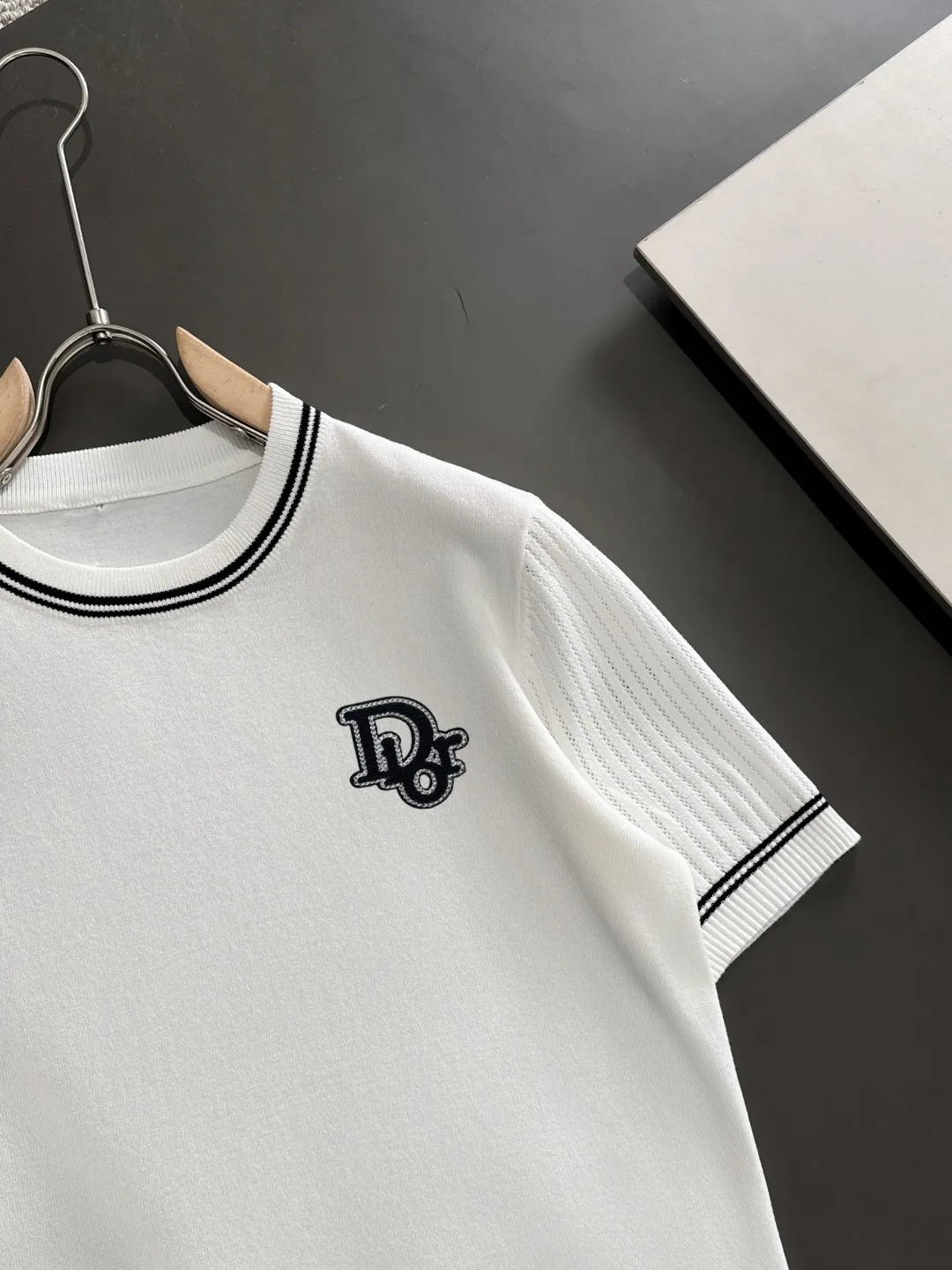 🅿️330 shipped next day. High quality Dior 2025 spring and summer new men's round neck short-sleeved T-shirt. Made of combed cotton yarn knitted cotton fabric. Pure cotton high-weight special yarn. It feels heavy when weighed. The upper body is also more textured than ordinary T-shirts. This texture can cope with the weather easily and is suitable for both hot and cold! The pattern on the chest adopts three-dimensional embroidery technology, and is perfectly produced stitch by stitch with reference to the original version! Loose fit design, looks noble. Size: M to XXXL