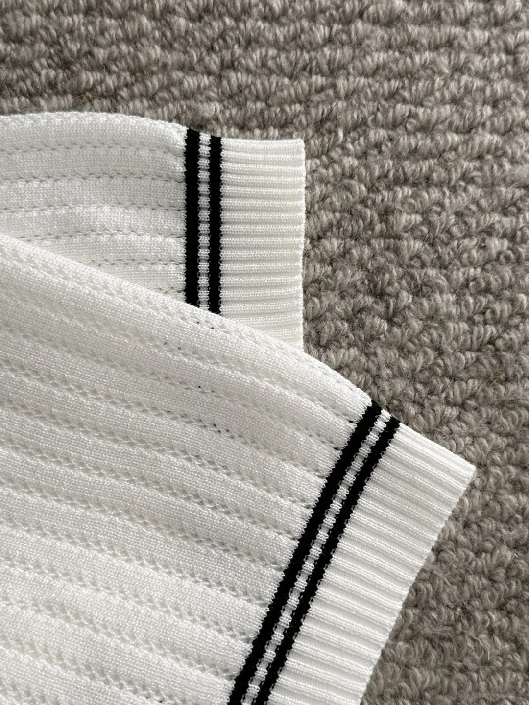 🅿️330 shipped next day. High quality Dior 2025 spring and summer new men's round neck short-sleeved T-shirt. Made of combed cotton yarn knitted cotton fabric. Pure cotton high-weight special yarn. It feels heavy when weighed. The upper body is also more textured than ordinary T-shirts. This texture can cope with the weather easily and is suitable for both hot and cold! The pattern on the chest adopts three-dimensional embroidery technology, and is perfectly produced stitch by stitch with reference to the original version! Loose fit design, looks noble. Size: M to XXXL