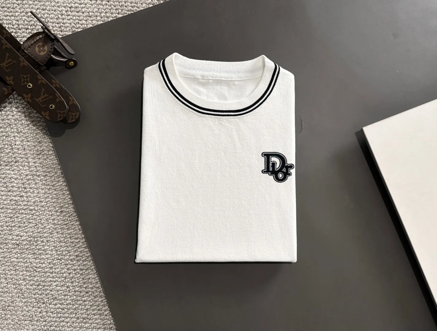 🅿️330 shipped next day. High quality Dior 2025 spring and summer new men's round neck short-sleeved T-shirt. Made of combed cotton yarn knitted cotton fabric. Pure cotton high-weight special yarn. It feels heavy when weighed. The upper body is also more textured than ordinary T-shirts. This texture can cope with the weather easily and is suitable for both hot and cold! The pattern on the chest adopts three-dimensional embroidery technology, and is perfectly produced stitch by stitch with reference to the original version! Loose fit design, looks noble. Size: M to XXXL