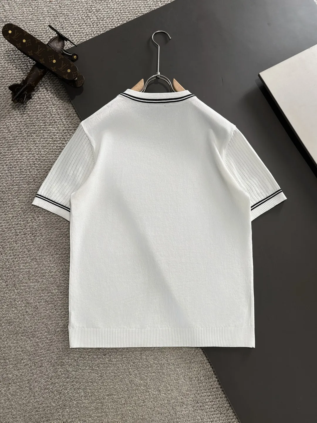 🅿️330 shipped next day. High quality Dior 2025 spring and summer new men's round neck short-sleeved T-shirt. Made of combed cotton yarn knitted cotton fabric. Pure cotton high-weight special yarn. It feels heavy when weighed. The upper body is also more textured than ordinary T-shirts. This texture can cope with the weather easily and is suitable for both hot and cold! The pattern on the chest adopts three-dimensional embroidery technology, and is perfectly produced stitch by stitch with reference to the original version! Loose fit design, looks noble. Size: M to XXXL