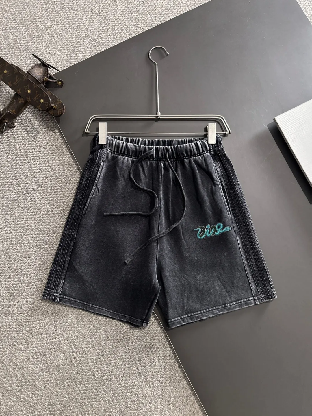 🅿️330 shipped next day, high quality DIOR/Dior 2025 spring and summer new casual solid color loose shorts with elastic band, two needle stitches at the hem of the trousers, fine and firm stitching, custom-made fabrics at the counter with high breathability and comfort, impeccable details, brand element design concept, reflecting high quality. It feels delicate and soft! It presents a casual cut and the upper body shape is great! Size: S-XXL
