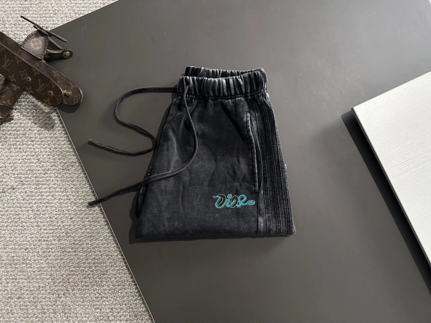 🅿️330 shipped next day, high quality DIOR/Dior 2025 spring and summer new casual solid color loose shorts with elastic band, two needle stitches at the hem of the trousers, fine and firm stitching, custom-made fabrics at the counter with high breathability and comfort, impeccable details, brand element design concept, reflecting high quality. It feels delicate and soft! It presents a casual cut and the upper body shape is great! Size: S-XXL