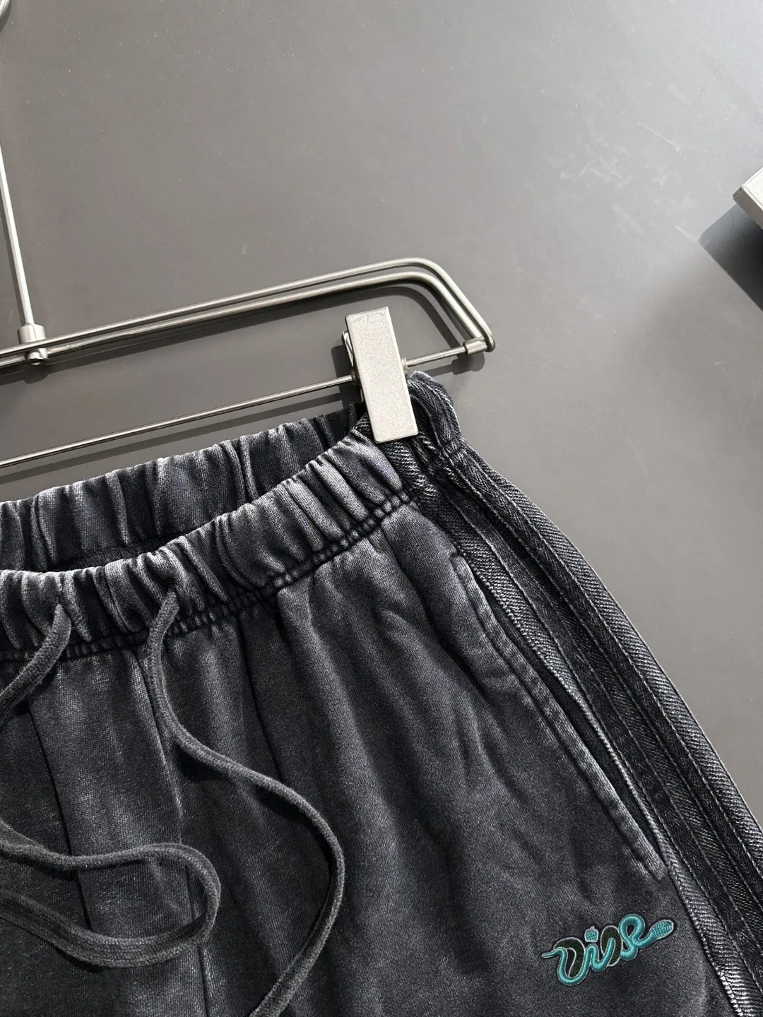 🅿️330 shipped next day, high quality DIOR/Dior 2025 spring and summer new casual solid color loose shorts with elastic band, two needle stitches at the hem of the trousers, fine and firm stitching, custom-made fabrics at the counter with high breathability and comfort, impeccable details, brand element design concept, reflecting high quality. It feels delicate and soft! It presents a casual cut and the upper body shape is great! Size: S-XXL