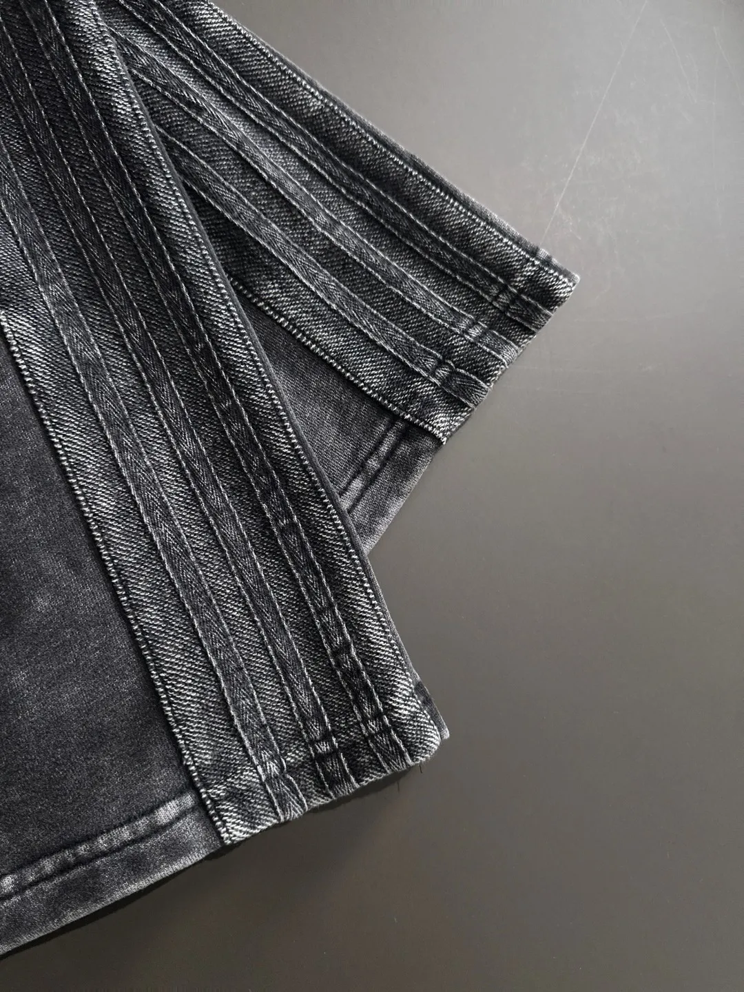 🅿️330 shipped next day, high quality DIOR/Dior 2025 spring and summer new casual solid color loose shorts with elastic band, two needle stitches at the hem of the trousers, fine and firm stitching, custom-made fabrics at the counter with high breathability and comfort, impeccable details, brand element design concept, reflecting high quality. It feels delicate and soft! It presents a casual cut and the upper body shape is great! Size: S-XXL