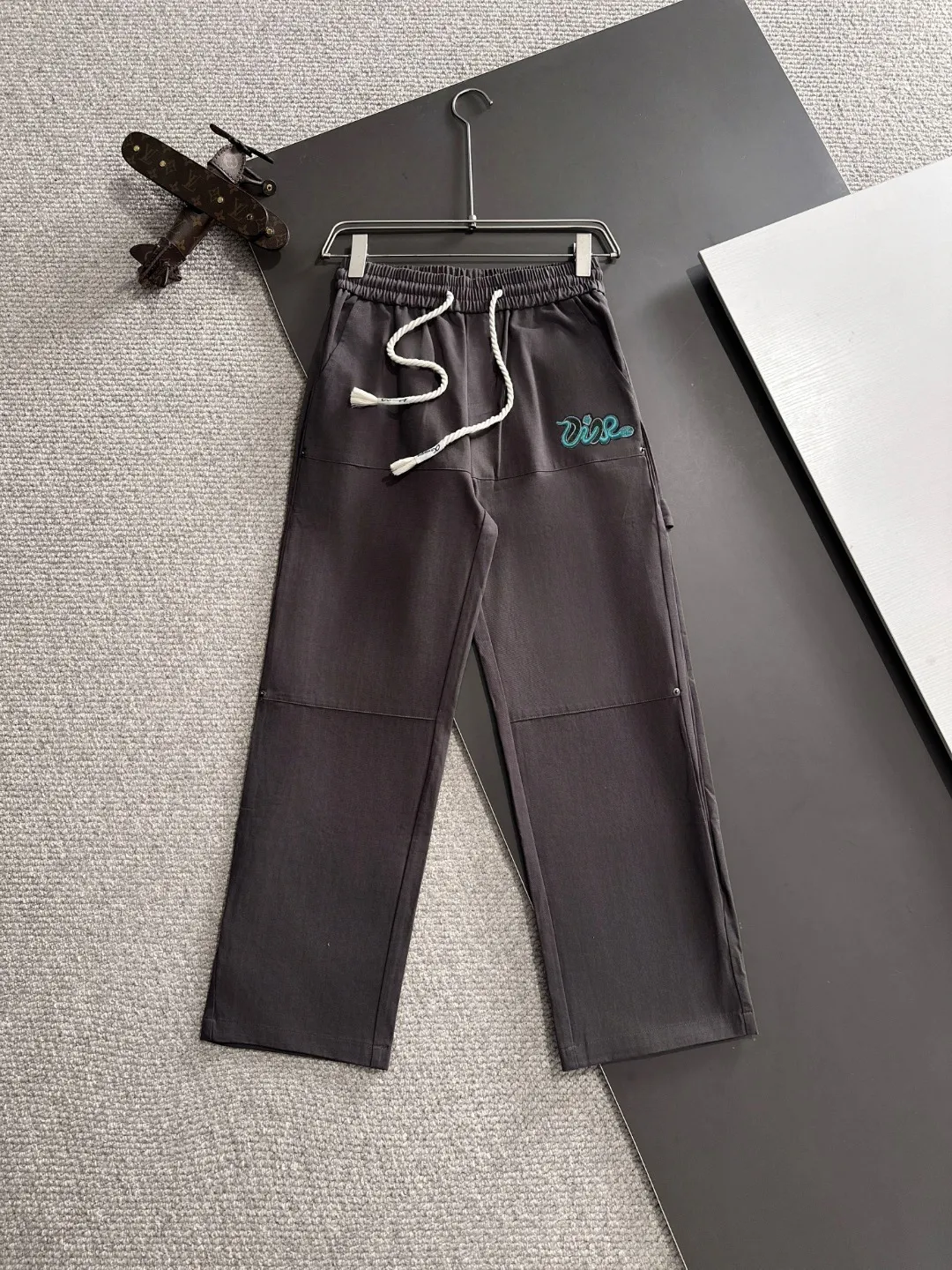 🅿️400 next day shipping Dior 2025 spring and summer new elastic band casual pants, thin counter custom fabrics, high breathability and comfort, impeccable details, brand element design concept, reflecting high quality. It feels delicate and soft! It presents a casual cut and the upper body shape is great! Size: M-3XL