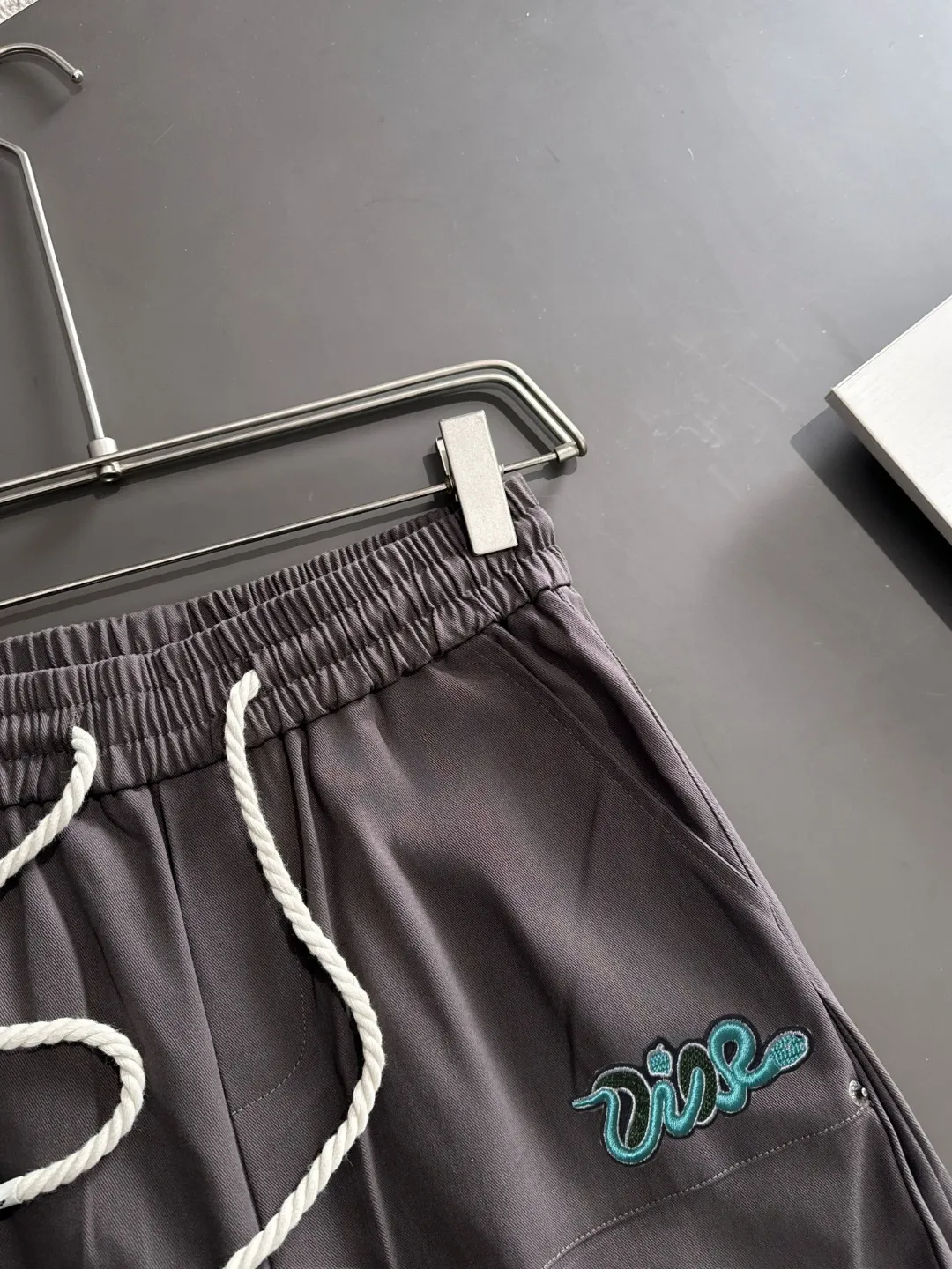🅿️400 next day shipping Dior 2025 spring and summer new elastic band casual pants, thin counter custom fabrics, high breathability and comfort, impeccable details, brand element design concept, reflecting high quality. It feels delicate and soft! It presents a casual cut and the upper body shape is great! Size: M-3XL