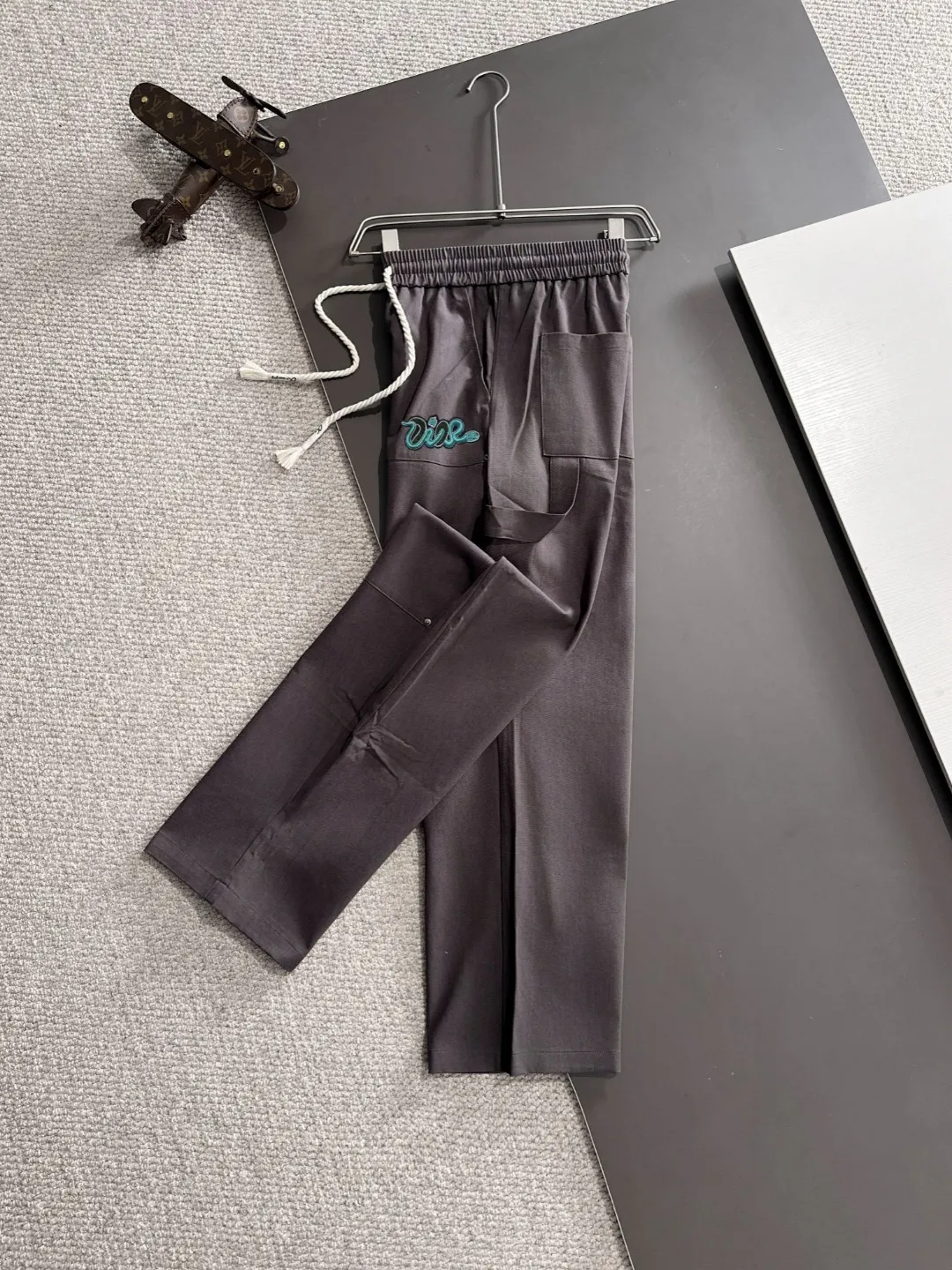 🅿️400 next day shipping Dior 2025 spring and summer new elastic band casual pants, thin counter custom fabrics, high breathability and comfort, impeccable details, brand element design concept, reflecting high quality. It feels delicate and soft! It presents a casual cut and the upper body shape is great! Size: M-3XL