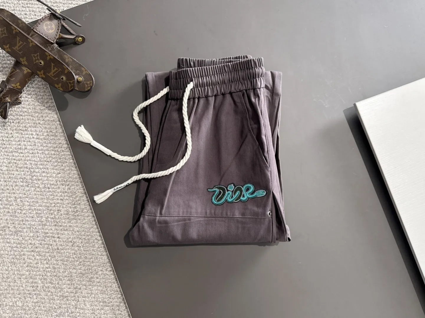 🅿️400 next day shipping Dior 2025 spring and summer new elastic band casual pants, thin counter custom fabrics, high breathability and comfort, impeccable details, brand element design concept, reflecting high quality. It feels delicate and soft! It presents a casual cut and the upper body shape is great! Size: M-3XL