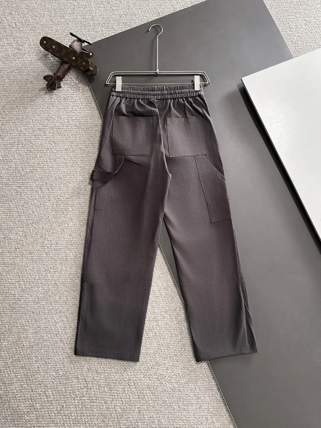 🅿️400 next day shipping Dior 2025 spring and summer new elastic band casual pants, thin counter custom fabrics, high breathability and comfort, impeccable details, brand element design concept, reflecting high quality. It feels delicate and soft! It presents a casual cut and the upper body shape is great! Size: M-3XL