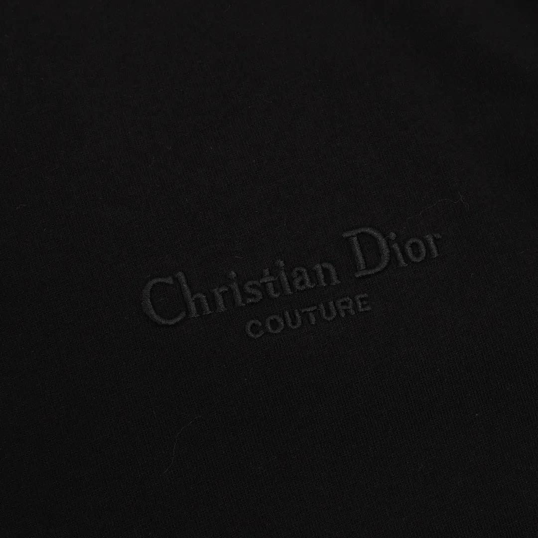 🅿️380 Dior/Dior classic embroidered signature long sleeves are made of customized fabrics. DuPont Sorona material is added, which is skin-friendly, long-lasting antibacterial, anti-mite, and more washable. The cotton thread has been repeatedly processed to remove inferior coarse fibers and impurities, leaving only high-quality cotton fibers, making the fabric more advanced and classy. Environmentally friendly polishing enzyme technology gives the fabric a clean appearance and clear texture. Fine workmanship, compare with the counters! A highly recognizable long-sleeved style with great upper body effect!!! Super versatile! Same style for men and women. Color: black, white Size: S-XL