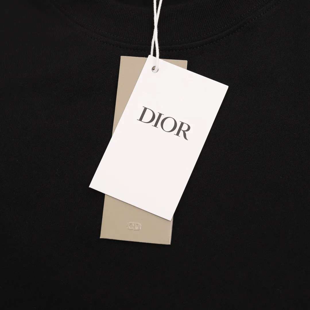 🅿️380 Dior/Dior classic embroidered signature long sleeves are made of customized fabrics. DuPont Sorona material is added, which is skin-friendly, long-lasting antibacterial, anti-mite, and more washable. The cotton thread has been repeatedly processed to remove inferior coarse fibers and impurities, leaving only high-quality cotton fibers, making the fabric more advanced and classy. Environmentally friendly polishing enzyme technology gives the fabric a clean appearance and clear texture. Fine workmanship, compare with the counters! A highly recognizable long-sleeved style with great upper body effect!!! Super versatile! Same style for men and women. Color: black, white Size: S-XL