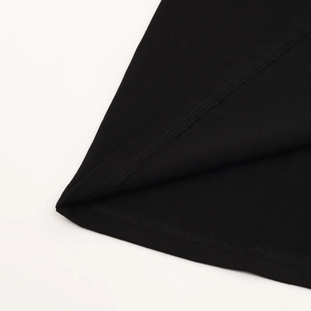 🅿️380 Dior/Dior classic embroidered signature long sleeves are made of customized fabrics. DuPont Sorona material is added, which is skin-friendly, long-lasting antibacterial, anti-mite, and more washable. The cotton thread has been repeatedly processed to remove inferior coarse fibers and impurities, leaving only high-quality cotton fibers, making the fabric more advanced and classy. Environmentally friendly polishing enzyme technology gives the fabric a clean appearance and clear texture. Fine workmanship, compare with the counters! A highly recognizable long-sleeved style with great upper body effect!!! Super versatile! Same style for men and women. Color: black, white Size: S-XL