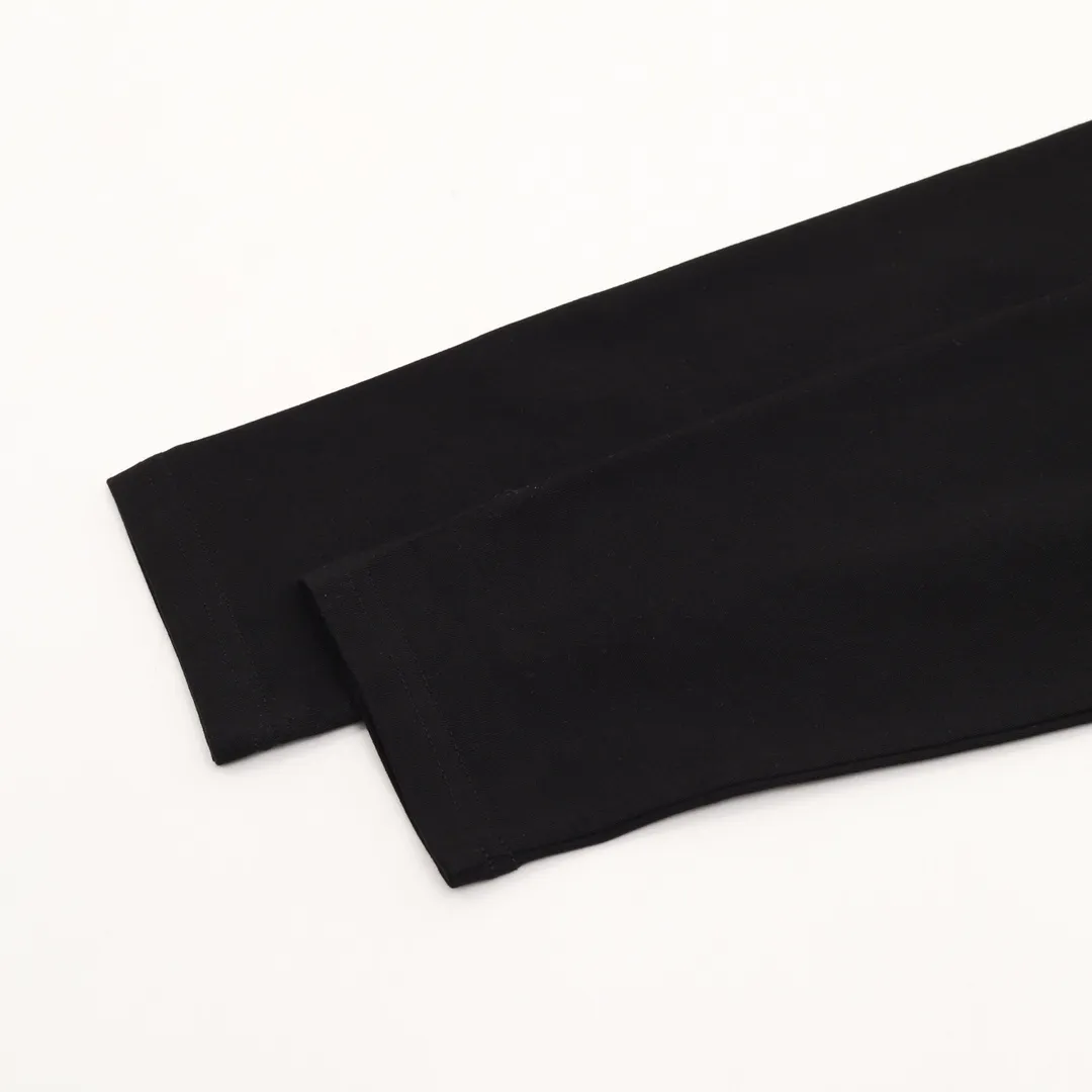 🅿️380 Dior/Dior classic embroidered signature long sleeves are made of customized fabrics. DuPont Sorona material is added, which is skin-friendly, long-lasting antibacterial, anti-mite, and more washable. The cotton thread has been repeatedly processed to remove inferior coarse fibers and impurities, leaving only high-quality cotton fibers, making the fabric more advanced and classy. Environmentally friendly polishing enzyme technology gives the fabric a clean appearance and clear texture. Fine workmanship, compare with the counters! A highly recognizable long-sleeved style with great upper body effect!!! Super versatile! Same style for men and women. Color: black, white Size: S-XL
