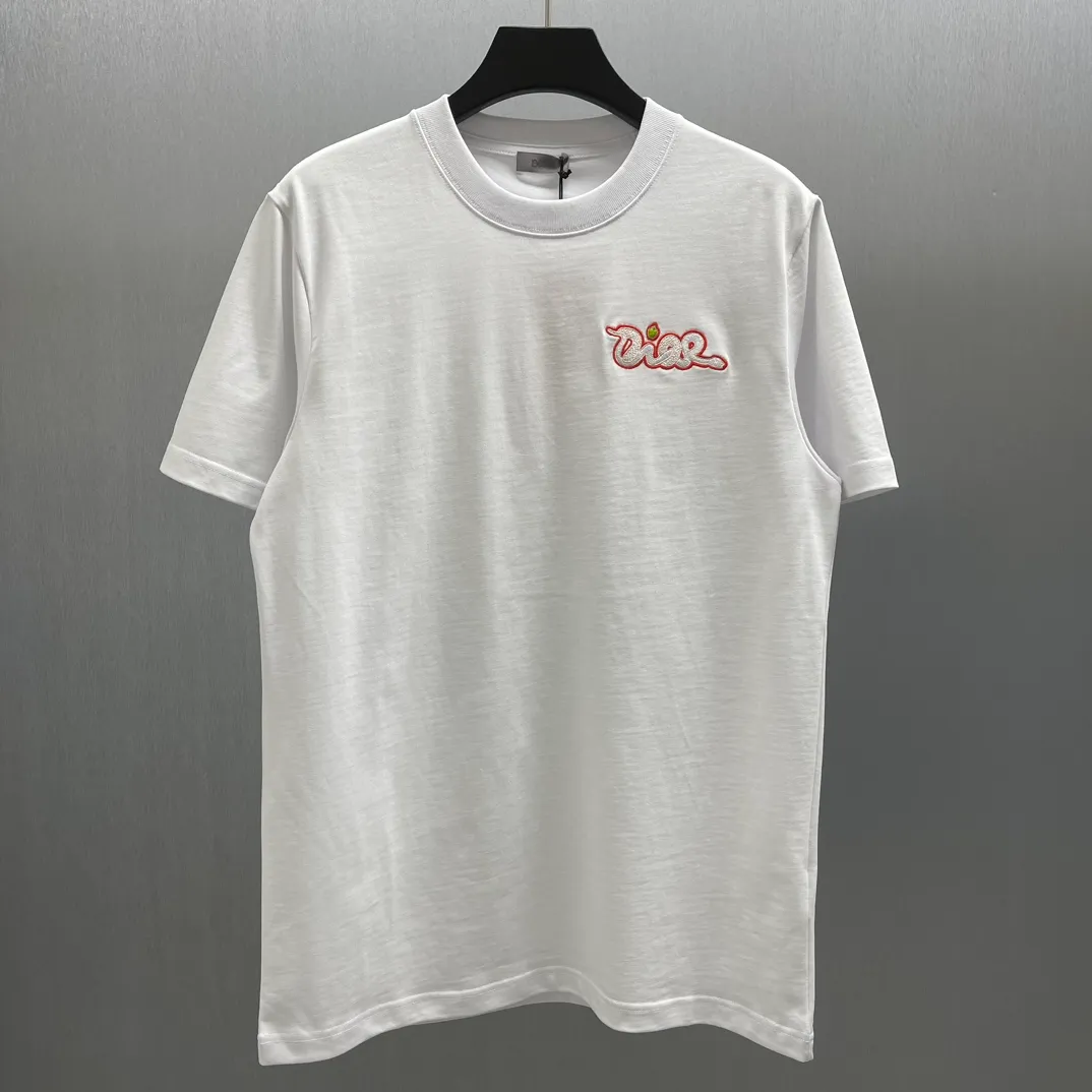 🅿️250 🧧CD pink snake small embroidery T Size: S-XL This T-shirt is from the DIOR AND KAWS limited series. Crafted from white cotton jersey and decorated with DIOR AND KAWS embroidery, the Dior logo is reinterpreted as a colorful snake. Wear it with the limited-edition trousers for a sophisticated look.