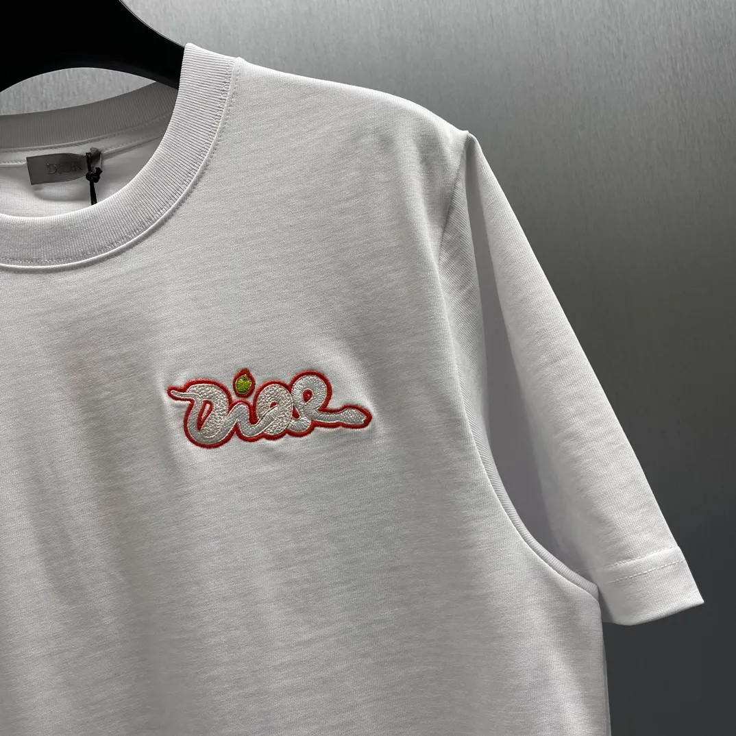 🅿️250 🧧CD pink snake small embroidery T Size: S-XL This T-shirt is from the DIOR AND KAWS limited series. Crafted from white cotton jersey and decorated with DIOR AND KAWS embroidery, the Dior logo is reinterpreted as a colorful snake. Wear it with the limited-edition trousers for a sophisticated look.
