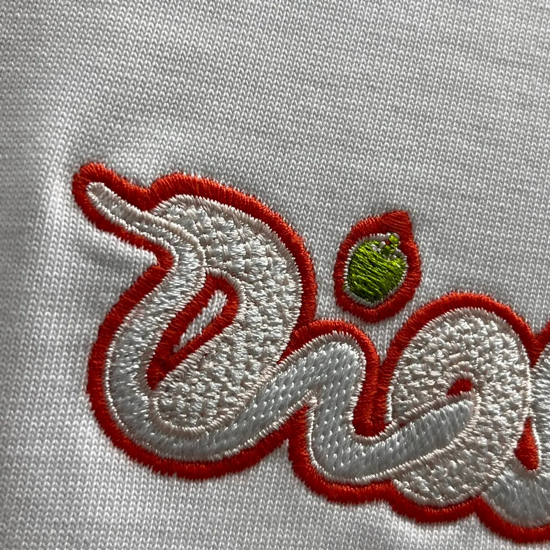 🅿️250 🧧CD pink snake small embroidery T Size: S-XL This T-shirt is from the DIOR AND KAWS limited series. Crafted from white cotton jersey and decorated with DIOR AND KAWS embroidery, the Dior logo is reinterpreted as a colorful snake. Wear it with the limited-edition trousers for a sophisticated look.