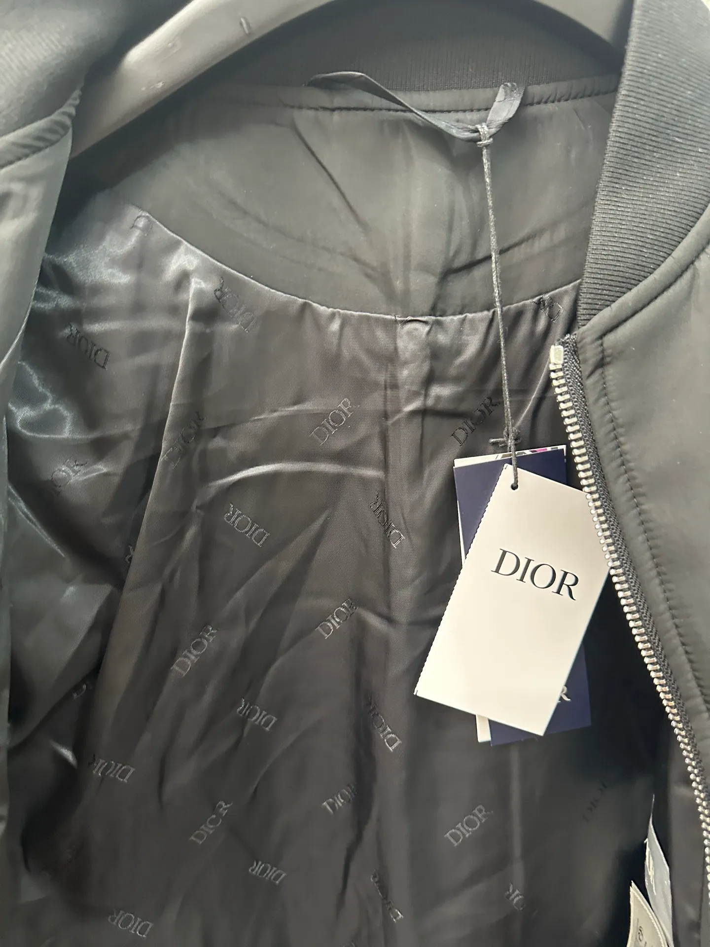 🅿️650 DIOR Lewis Hamilton 25SS co-branded embroidered baseball jacket, black background with pink trim, pink decoration on the cuffs and hem. Dior 47 logo on the chest, colorful lizard embroidery on the sleeves, and 47 number embroidery on the back. The fabric is comfortable and the workmanship is exquisite. Size: S M L XL