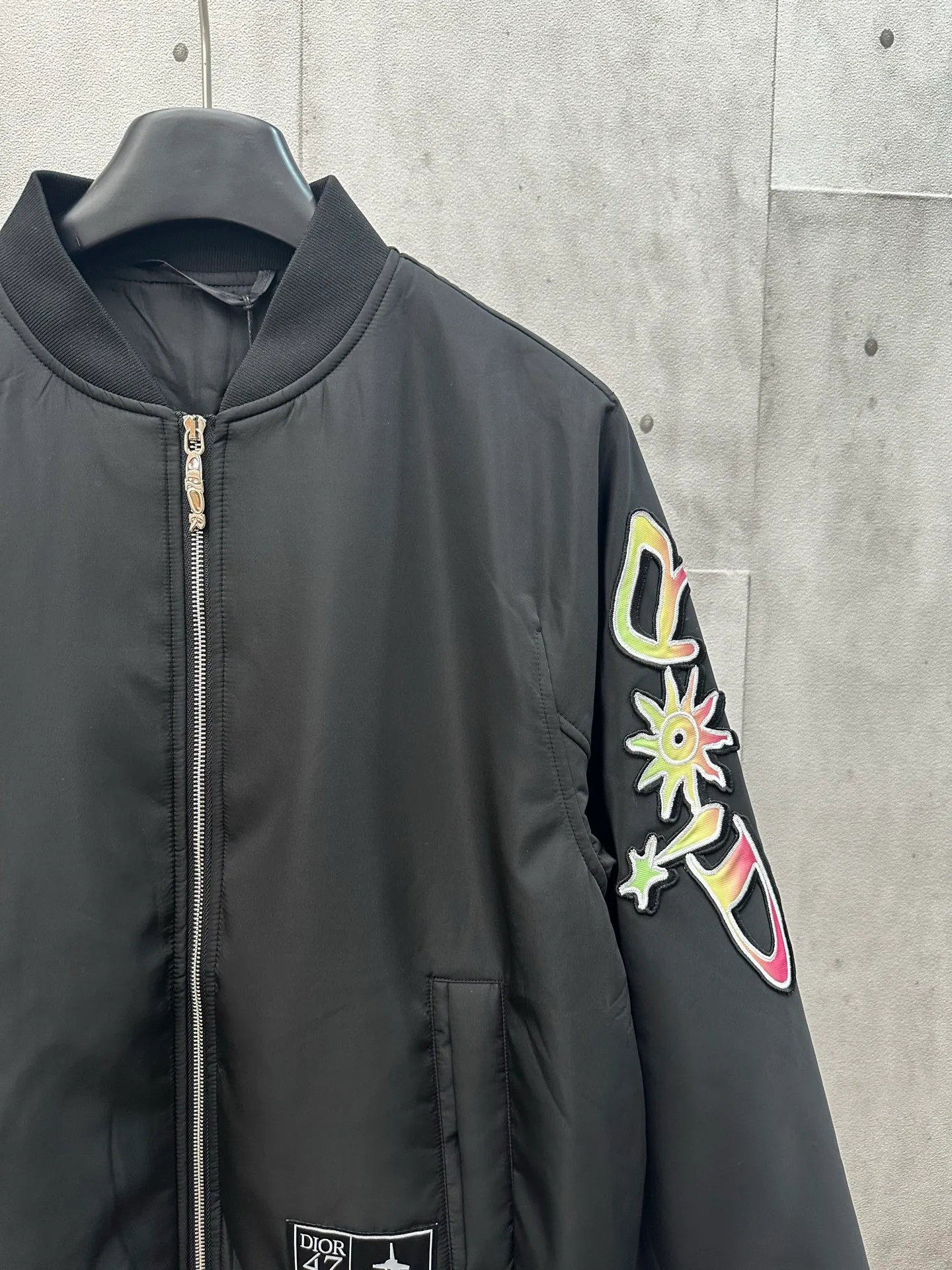 🅿️650 DIOR Lewis Hamilton 25SS co-branded embroidered baseball jacket, black background with pink trim, pink decoration on the cuffs and hem. Dior 47 logo on the chest, colorful lizard embroidery on the sleeves, and 47 number embroidery on the back. The fabric is comfortable and the workmanship is exquisite. Size: S M L XL