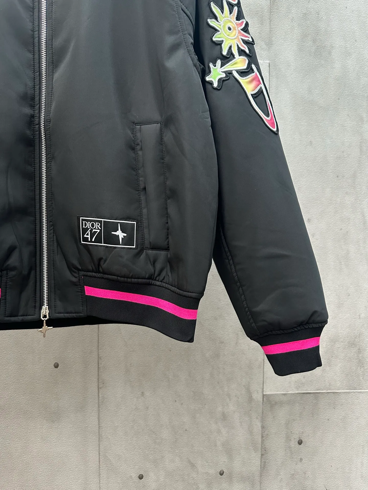 🅿️650 DIOR Lewis Hamilton 25SS co-branded embroidered baseball jacket, black background with pink trim, pink decoration on the cuffs and hem. Dior 47 logo on the chest, colorful lizard embroidery on the sleeves, and 47 number embroidery on the back. The fabric is comfortable and the workmanship is exquisite. Size: S M L XL