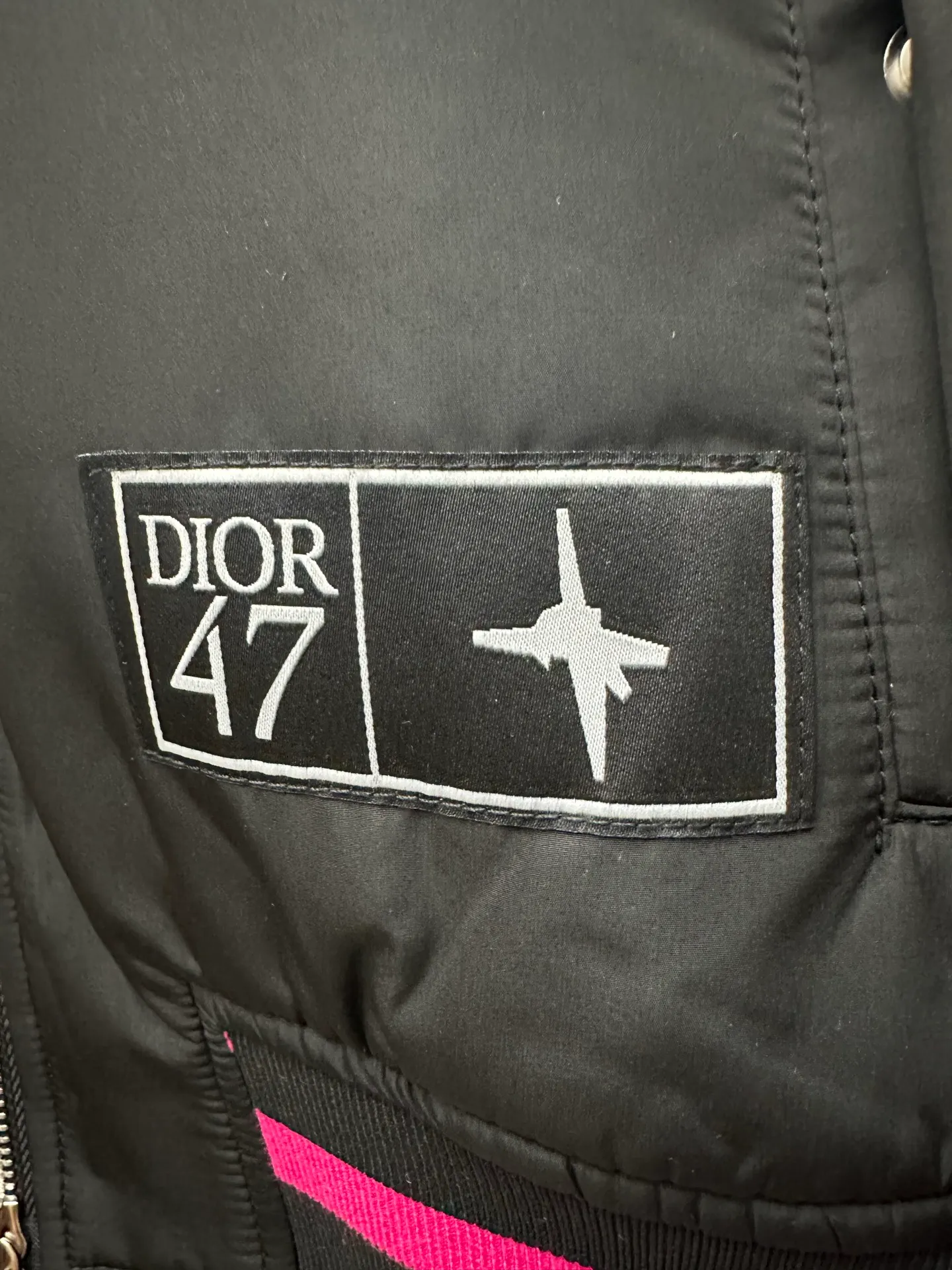 🅿️650 DIOR Lewis Hamilton 25SS co-branded embroidered baseball jacket, black background with pink trim, pink decoration on the cuffs and hem. Dior 47 logo on the chest, colorful lizard embroidery on the sleeves, and 47 number embroidery on the back. The fabric is comfortable and the workmanship is exquisite. Size: S M L XL