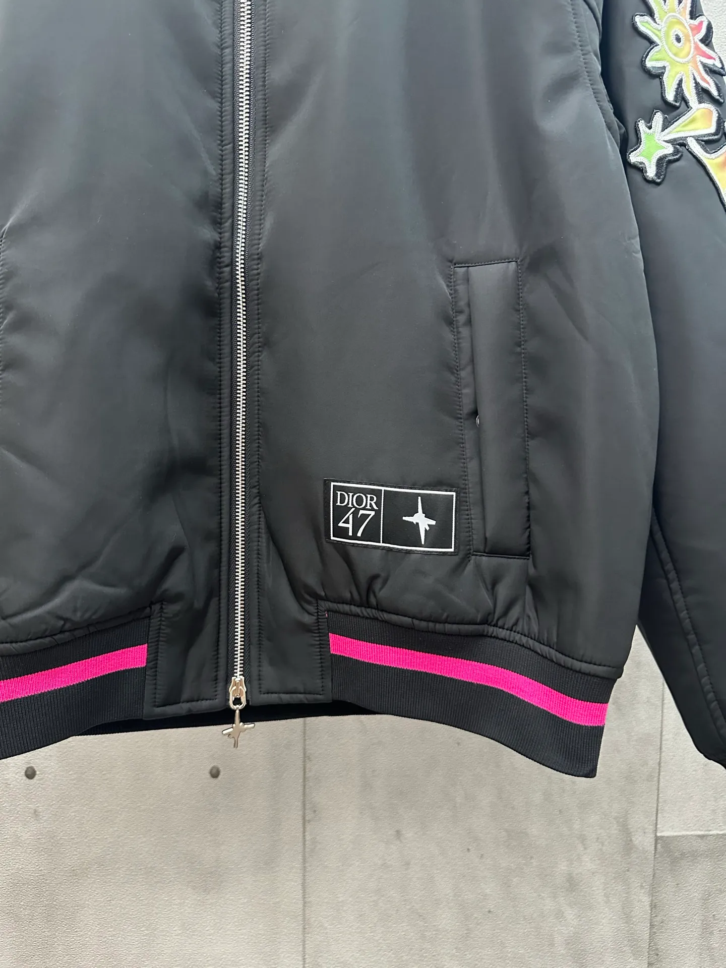 🅿️650 DIOR Lewis Hamilton 25SS co-branded embroidered baseball jacket, black background with pink trim, pink decoration on the cuffs and hem. Dior 47 logo on the chest, colorful lizard embroidery on the sleeves, and 47 number embroidery on the back. The fabric is comfortable and the workmanship is exquisite. Size: S M L XL
