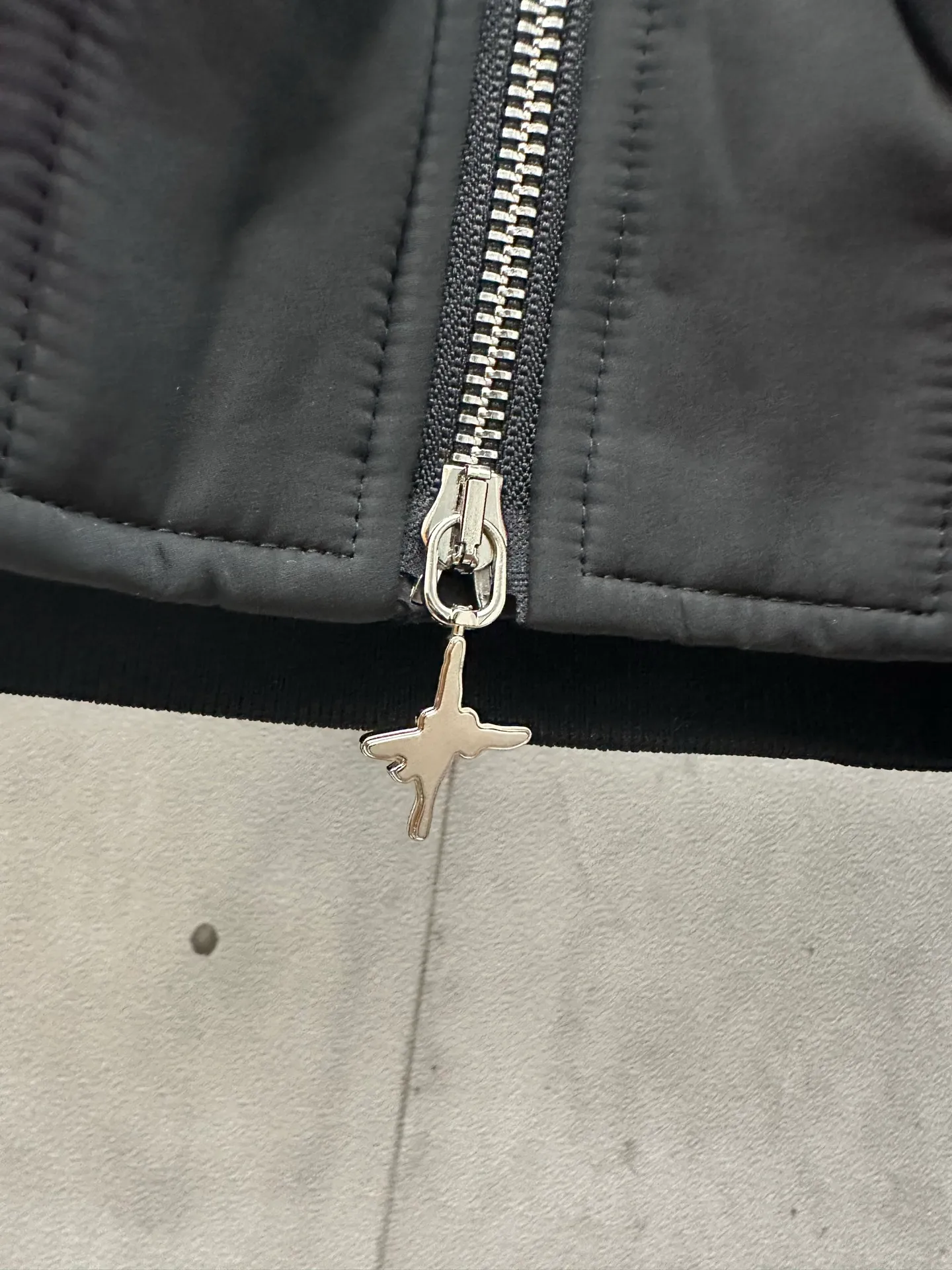 🅿️650 DIOR Lewis Hamilton 25SS co-branded embroidered baseball jacket, black background with pink trim, pink decoration on the cuffs and hem. Dior 47 logo on the chest, colorful lizard embroidery on the sleeves, and 47 number embroidery on the back. The fabric is comfortable and the workmanship is exquisite. Size: S M L XL