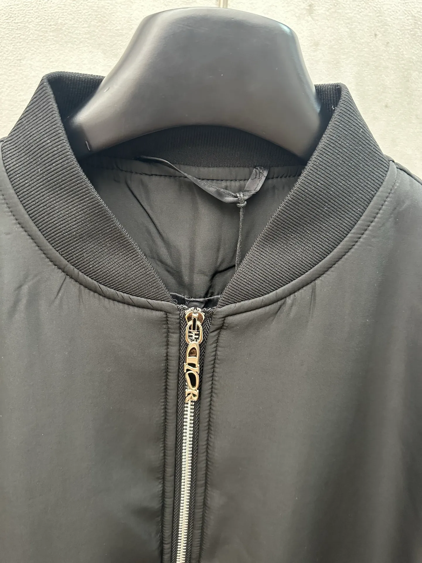 🅿️650 DIOR Lewis Hamilton 25SS co-branded embroidered baseball jacket, black background with pink trim, pink decoration on the cuffs and hem. Dior 47 logo on the chest, colorful lizard embroidery on the sleeves, and 47 number embroidery on the back. The fabric is comfortable and the workmanship is exquisite. Size: S M L XL