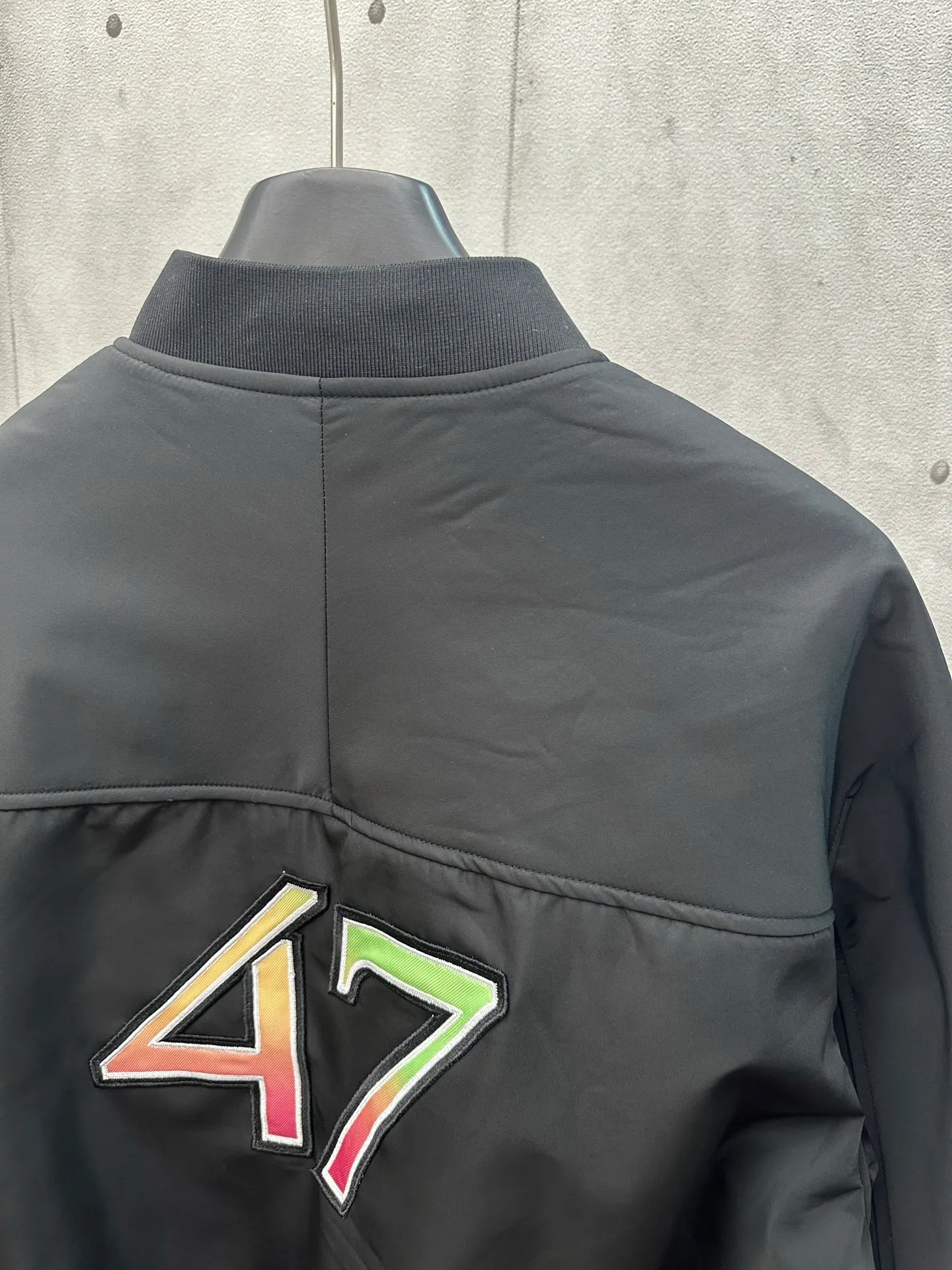 🅿️650 DIOR Lewis Hamilton 25SS co-branded embroidered baseball jacket, black background with pink trim, pink decoration on the cuffs and hem. Dior 47 logo on the chest, colorful lizard embroidery on the sleeves, and 47 number embroidery on the back. The fabric is comfortable and the workmanship is exquisite. Size: S M L XL