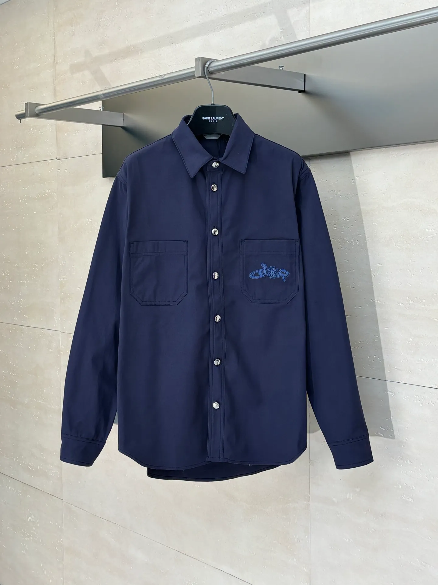 🅿️460 DIO*/Dior 25 autumn and winter new LH Hamilton co-branded embroidered shirt is made of custom-made blue cotton fabric, which feels soft and waxy yet sinewy, not comparable to cheap products! It uses a fabric pre-shrinking and setting machine imported from Italy. It does not deform or shrink no matter how many times it is washed, and the color is firmly locked in. The more I look at it, the more I like it! The chest and trouser legs are decorated with embroidery. Every stitch of the Swiss high-precision embroidery machine is stably and accurately embroidered. The lines of the joint pattern are smooth and the same color as the fabric but has a sense of hierarchy! The old letter printed label on the back waist, high temperature and high pressure "welds" the pattern on the fabric, which can be matched with many types of clothing to create a fashionable look. Customized accessories, complete with three standards