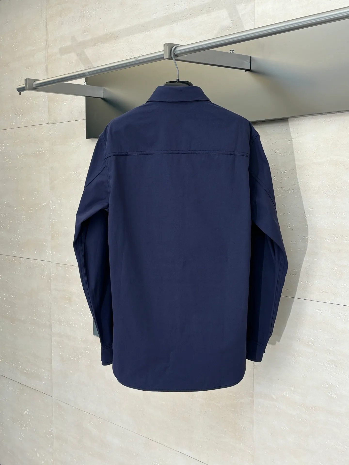 🅿️460 DIO*/Dior 25 autumn and winter new LH Hamilton co-branded embroidered shirt is made of custom-made blue cotton fabric, which feels soft and waxy yet sinewy, not comparable to cheap products! It uses a fabric pre-shrinking and setting machine imported from Italy. It does not deform or shrink no matter how many times it is washed, and the color is firmly locked in. The more I look at it, the more I like it! The chest and trouser legs are decorated with embroidery. Every stitch of the Swiss high-precision embroidery machine is stably and accurately embroidered. The lines of the joint pattern are smooth and the same color as the fabric but has a sense of hierarchy! The old letter printed label on the back waist, high temperature and high pressure "welds" the pattern on the fabric, which can be matched with many types of clothing to create a fashionable look. Customized accessories, complete with three standards